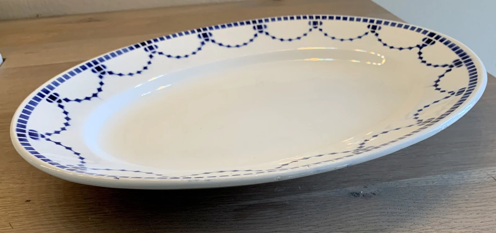 Schaal – ovaal – Saint Ghislain – decor blauwe rand met geometrische figuren.