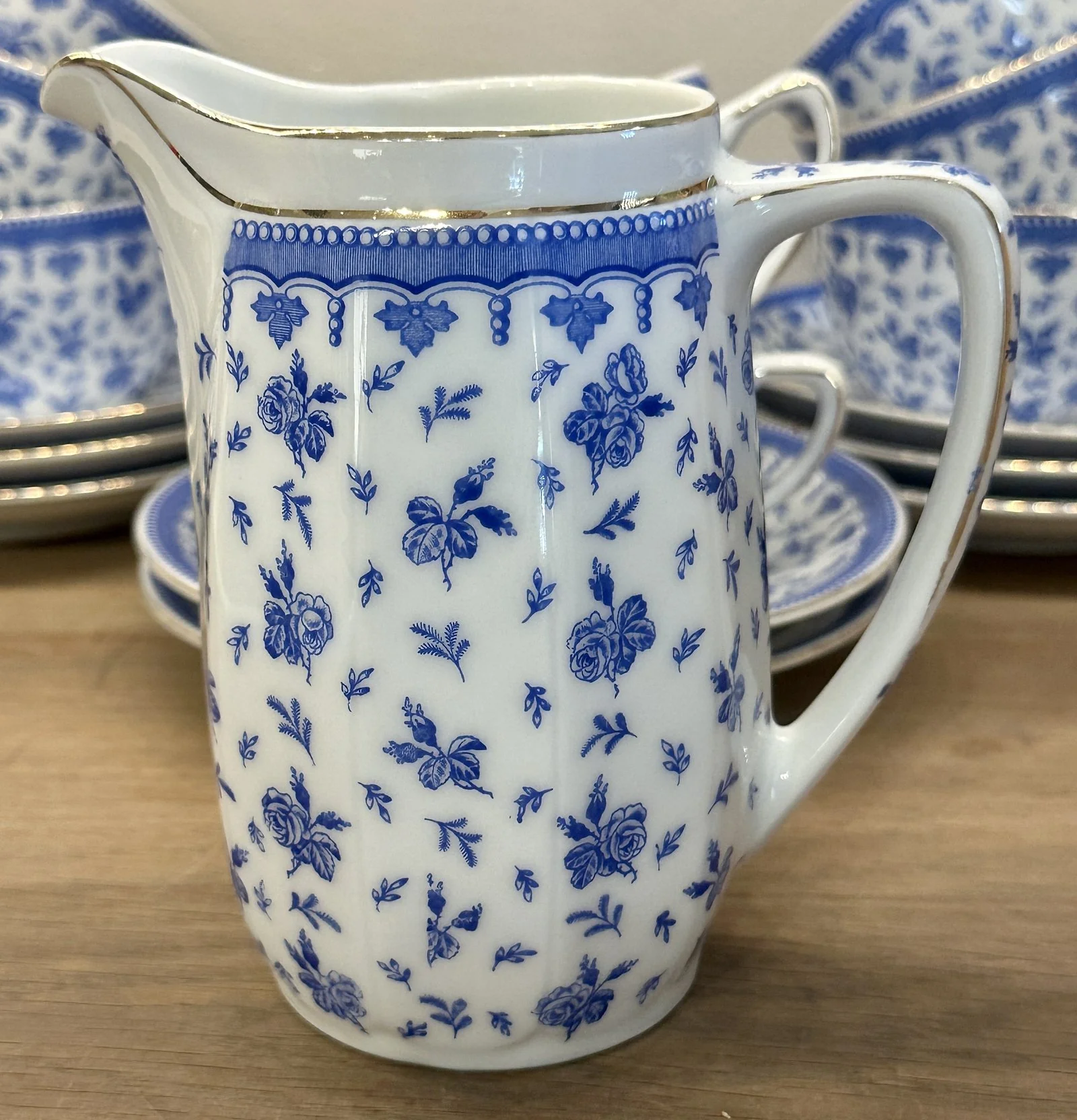 Melkkan – KPM Germany – décor van wit met blauwe roosjes/bloemetjes
