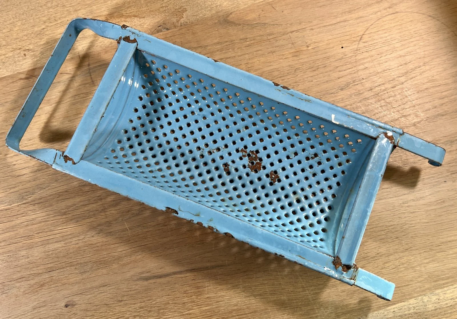 Rasp – halfrond model met pootjes en handgreep – Deens emaille? – uitvoering in blauw emaille Rasp – halfrond model met pootjes en handgreep – Deens emaille? – uitvoering in blauw emaille