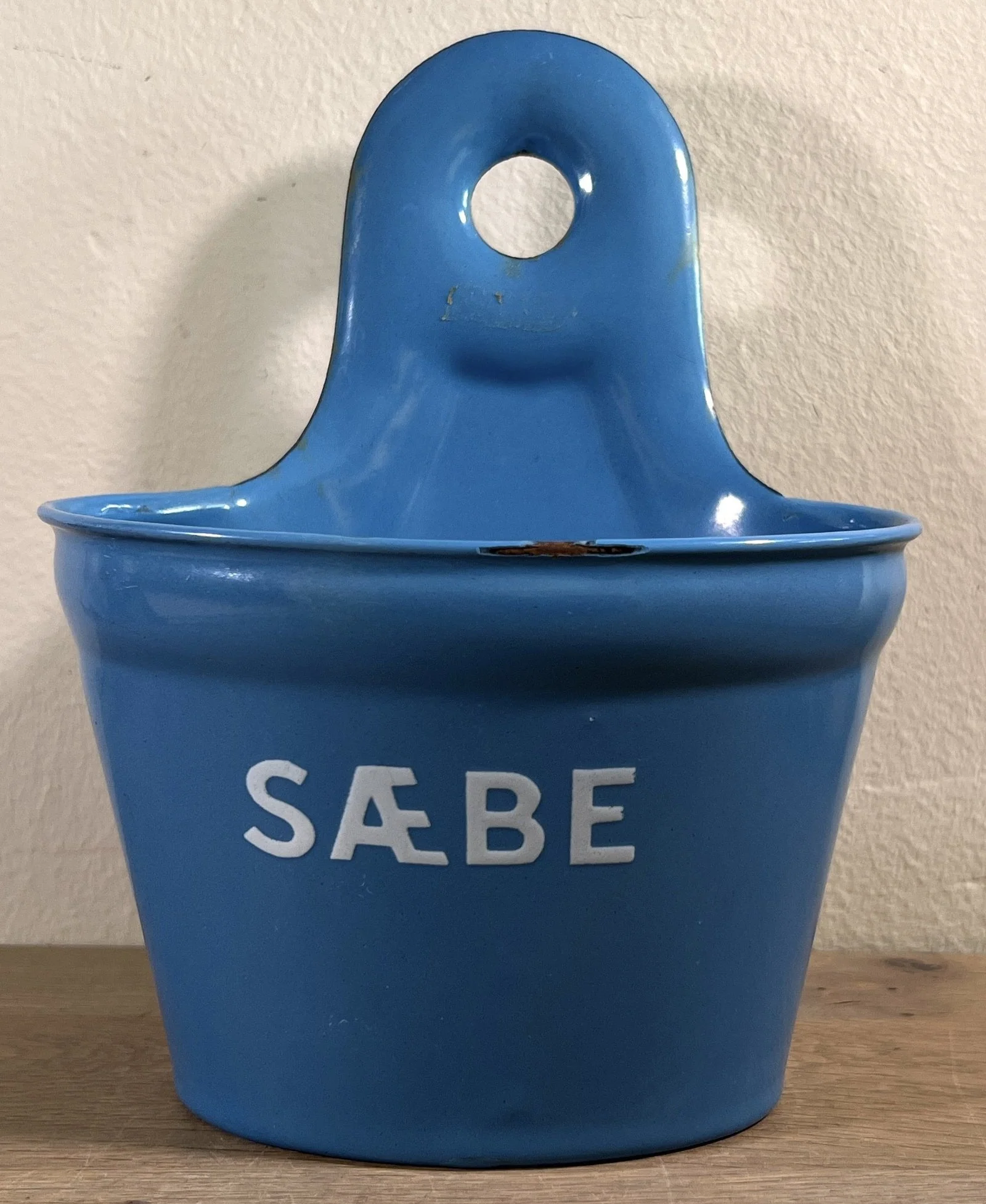 Houder voor SAEBE (zeep) – ophangmodel – Deens emaille? (gemerkt met GM) – geheel blauwe uitvoering Houder voor SAEBE (zeep) – ophangmodel – Deens emaille? (gemerkt met GM) – geheel blauwe uitvoering