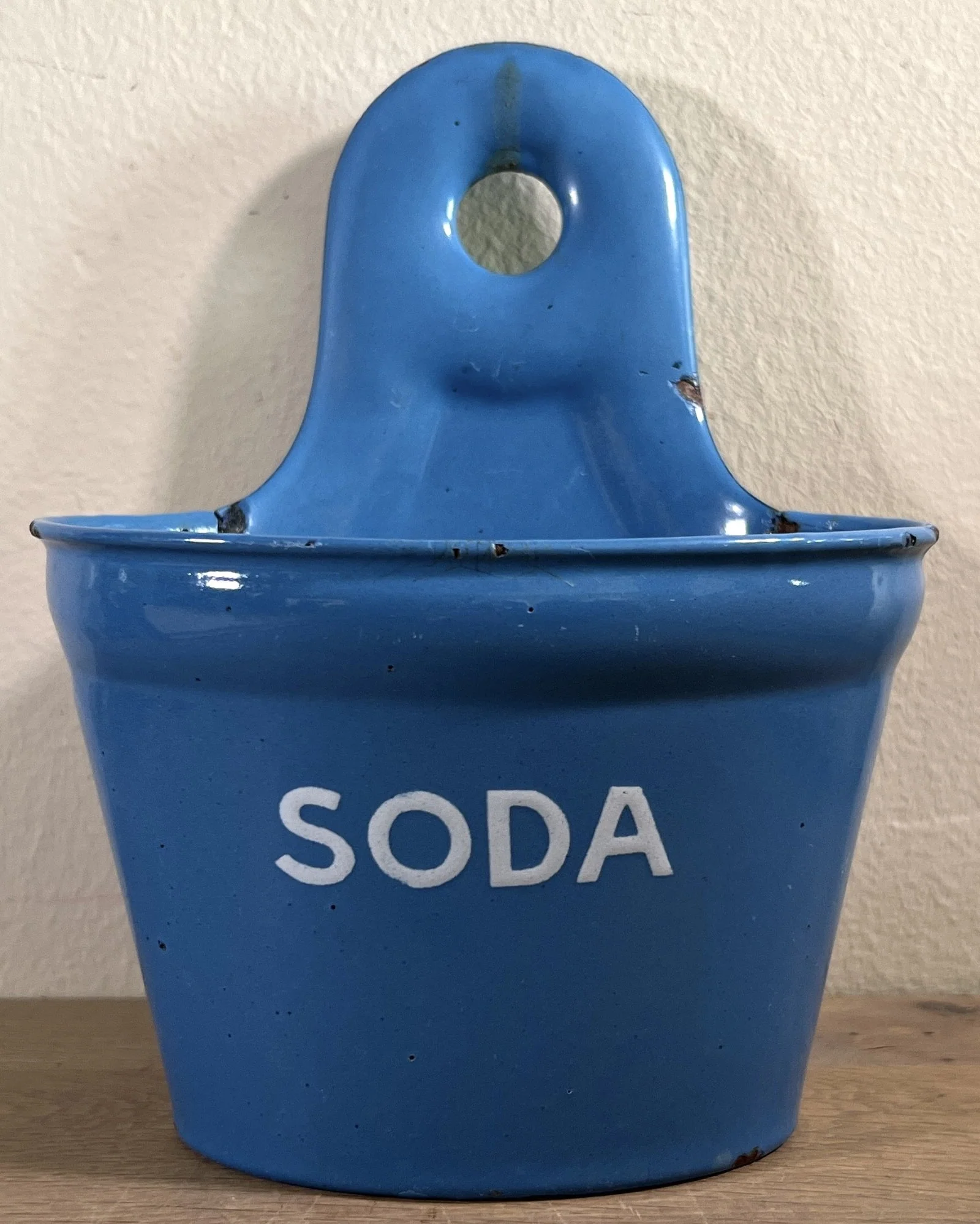 Houder voor SODA – ophangmodel – Deens emaille? (gemerkt met GM) – geheel blauwe uitvoering Houder voor SODA – ophangmodel – Deens emaille? (gemerkt met GM) – geheel blauwe uitvoering