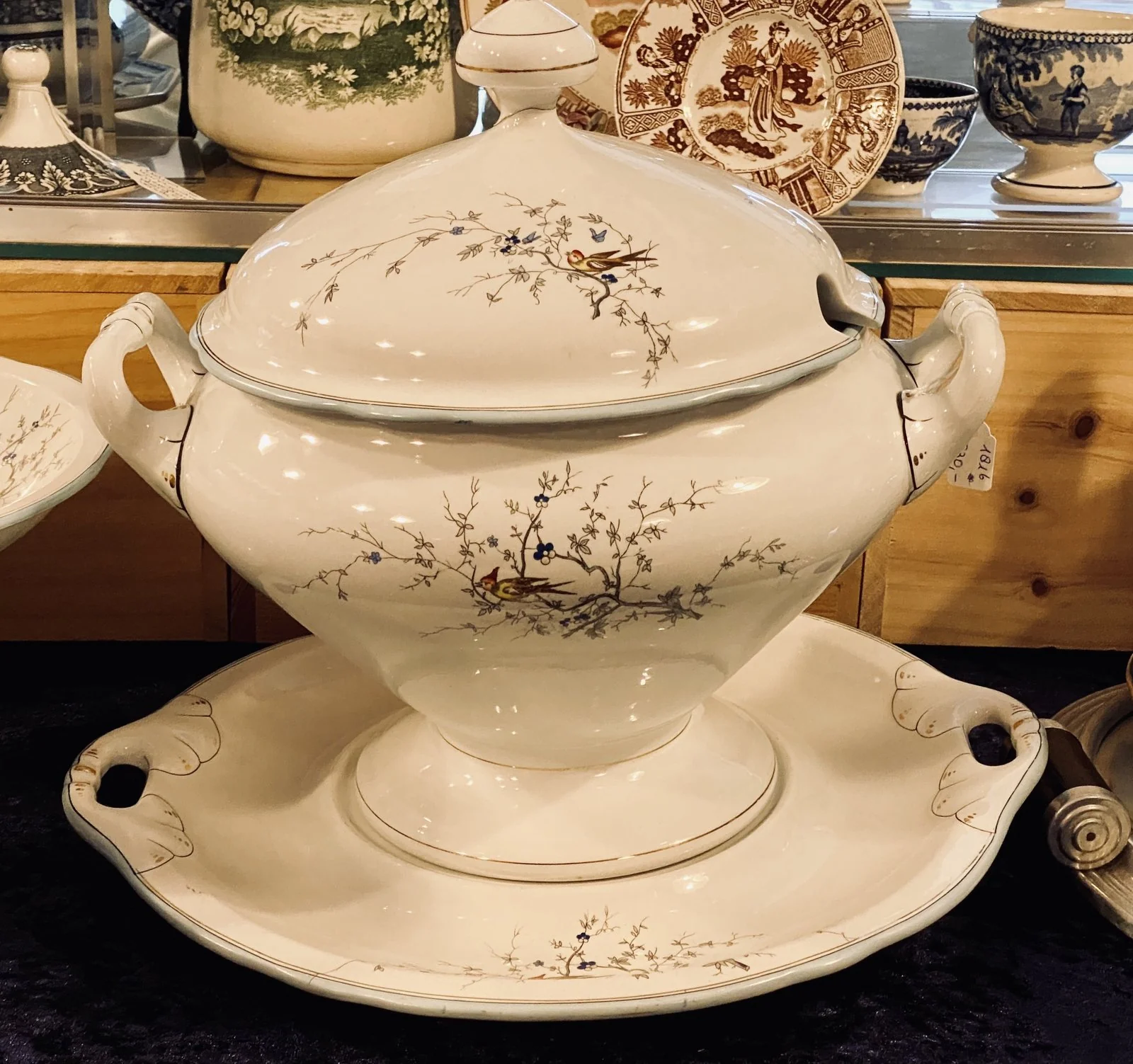Soepterrine – geschulpte rand – Petrus Regout – décor VOGELZANG
