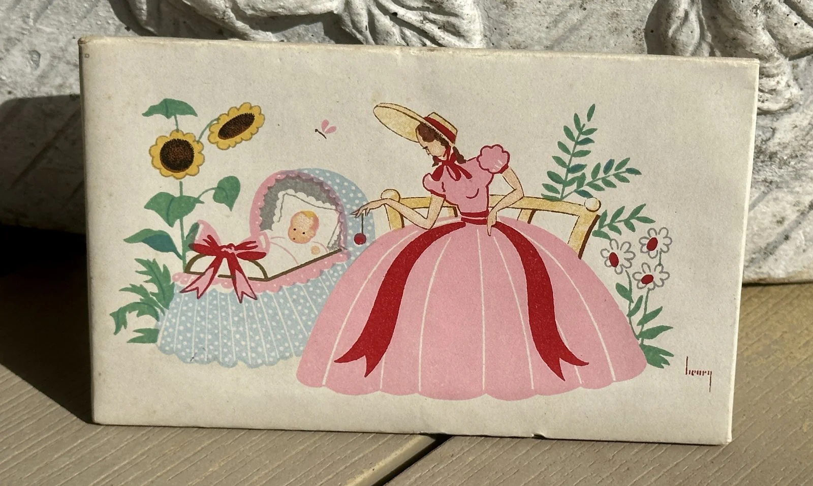 Doopsuikerdoosje – met afbeelding van een dame met hoed in roze bij een wiegje
