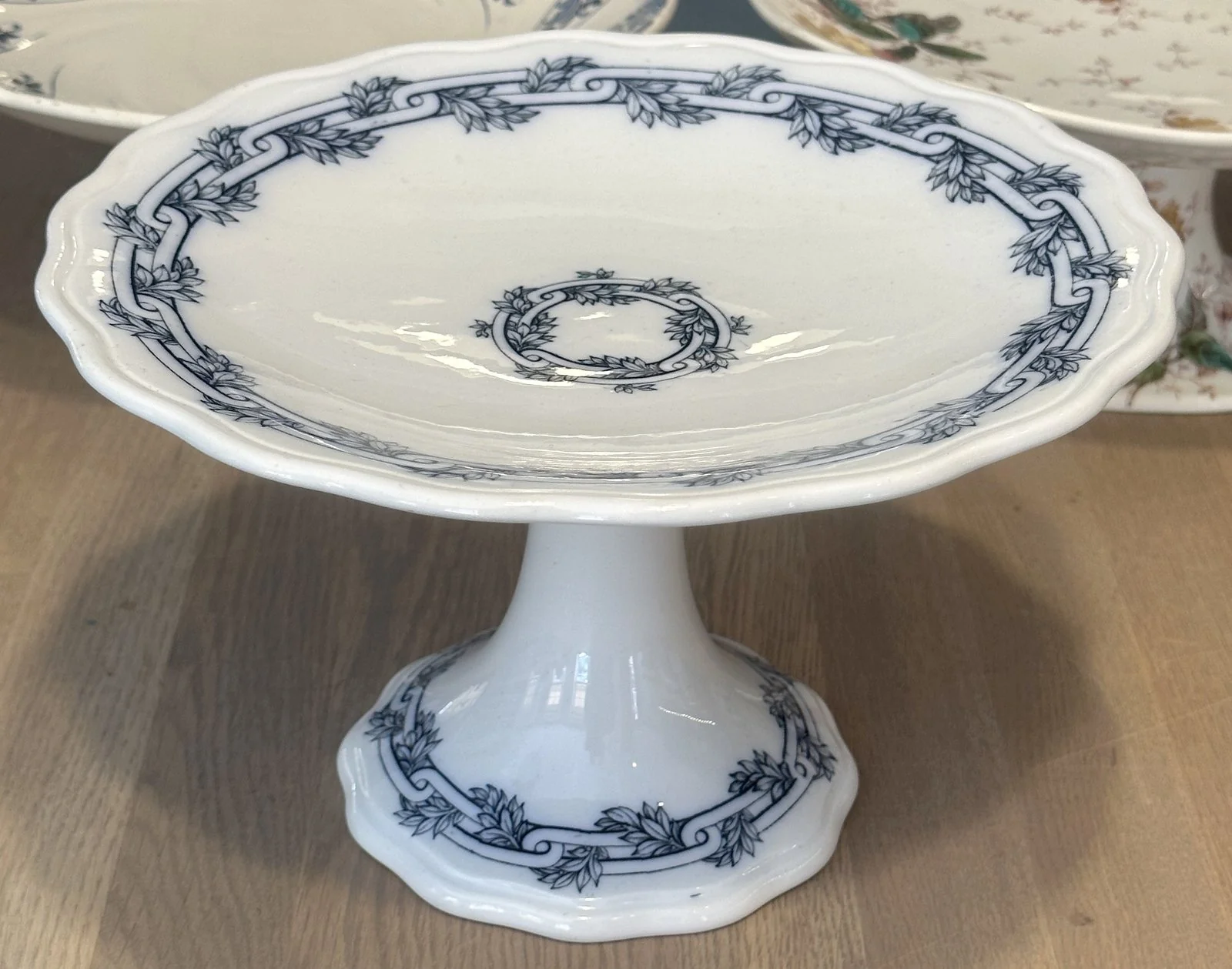 Tazza / Schaal op hoge voet – Brown, Westhead Moore & Co (BWM)- décor HISPANIOLA uitgevoerd in blauw Tazza / Schaal op hoge voet – Brown, Westhead Moore & Co (BWM)- décor HISPANIOLA uitgevoerd in blauw