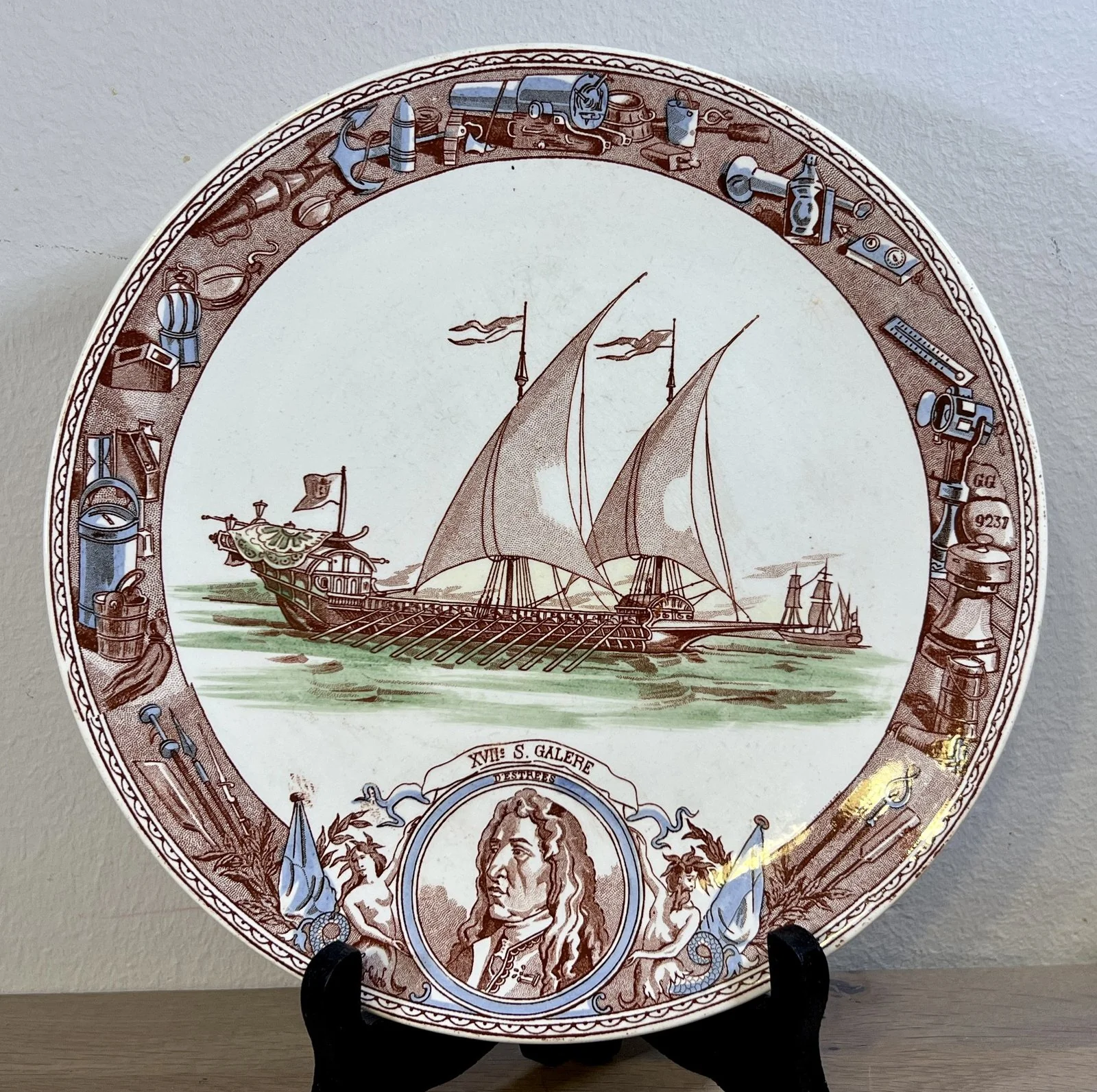 Bord / Sierbord – met ophanggaatjes – U&C Faïenceries de Sarreguemines (Utzschneider & Cie.) – décor MARINE