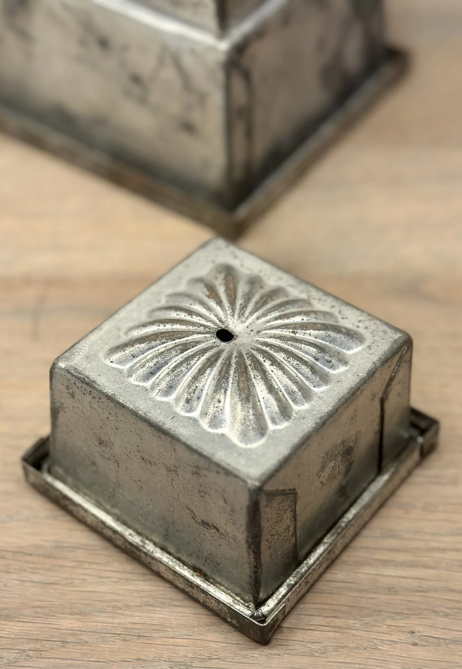 Ijsvorm / Ice mould – kleiner vierkant metalen model in 2 delen