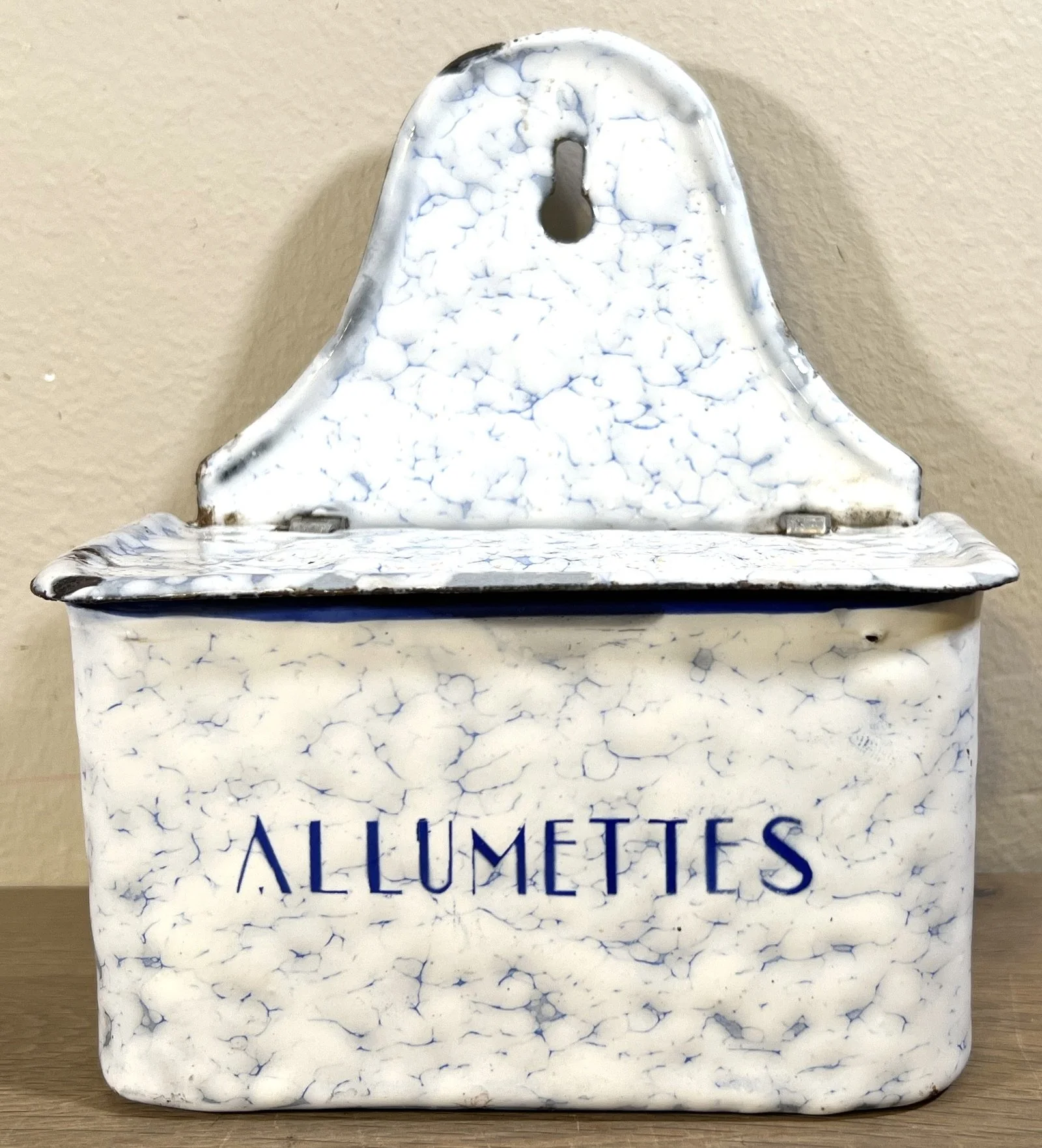 Luciferhouder – wit met blauw gewolk emaille en opschrift ALLUMETTES in blauwe letters Luciferhouder – wit met blauw gewolk emaille en opschrift ALLUMETTES in blauwe letters