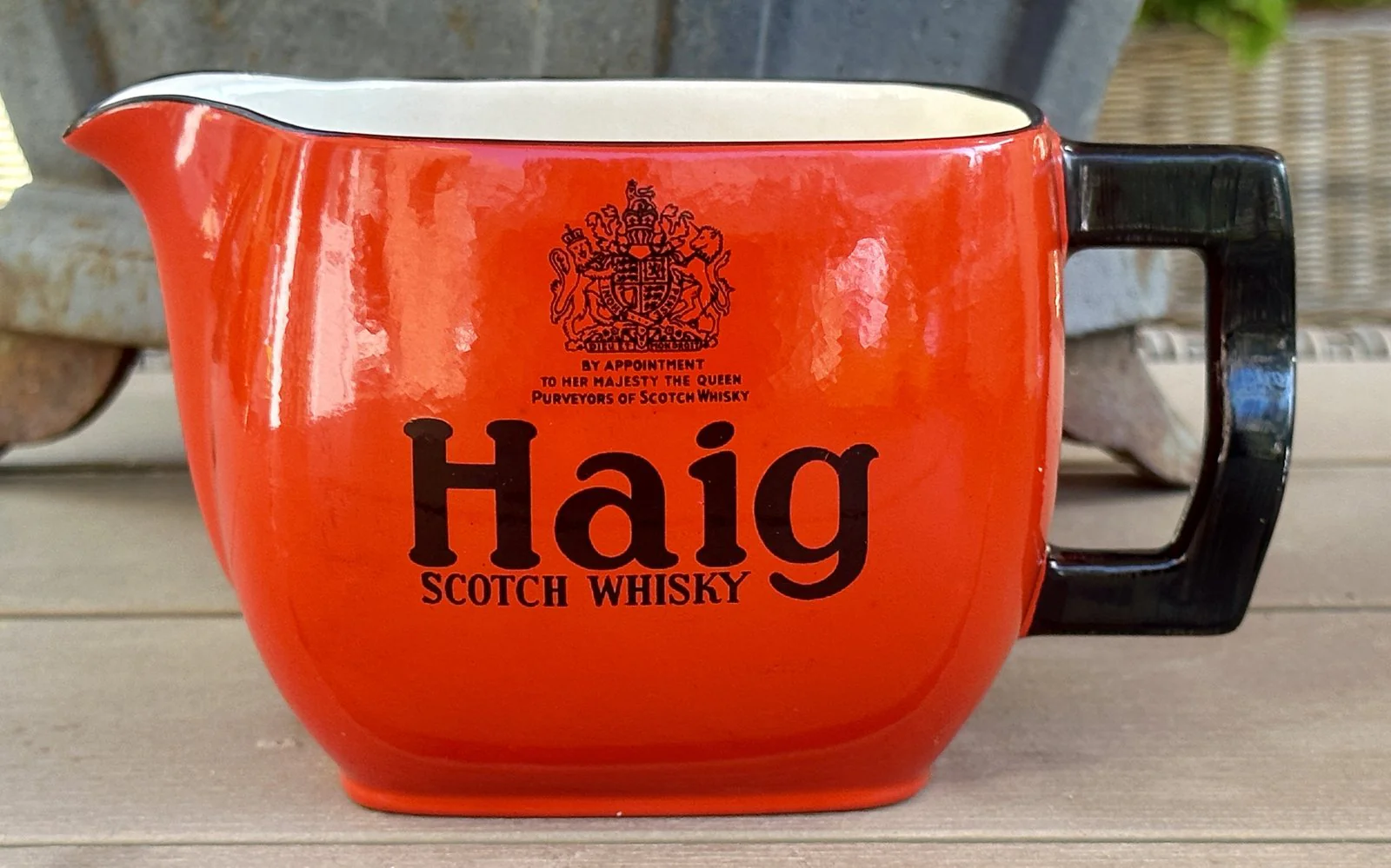 Whiskykan – Carltonware England 6/56 – voor HAIG SCOTCH WHISKY – uitgevoerd in rood en zwart Whiskykan – Carltonware England 6/56 – voor HAIG SCOTCH WHISKY – uitgevoerd in rood en zwart
