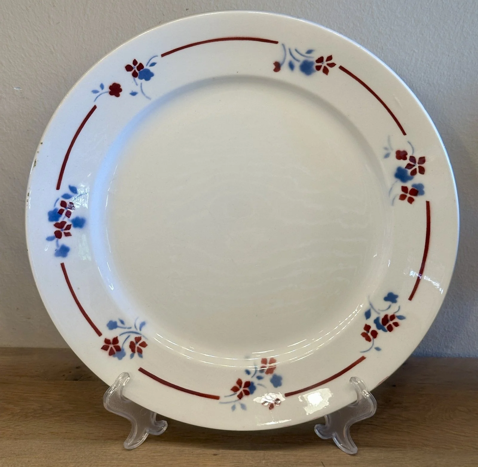 Schaal – plat, rond, model – St. Amand Ceranord – décor SENLIS uitgevoerd in blauw/rood spuitdecor
