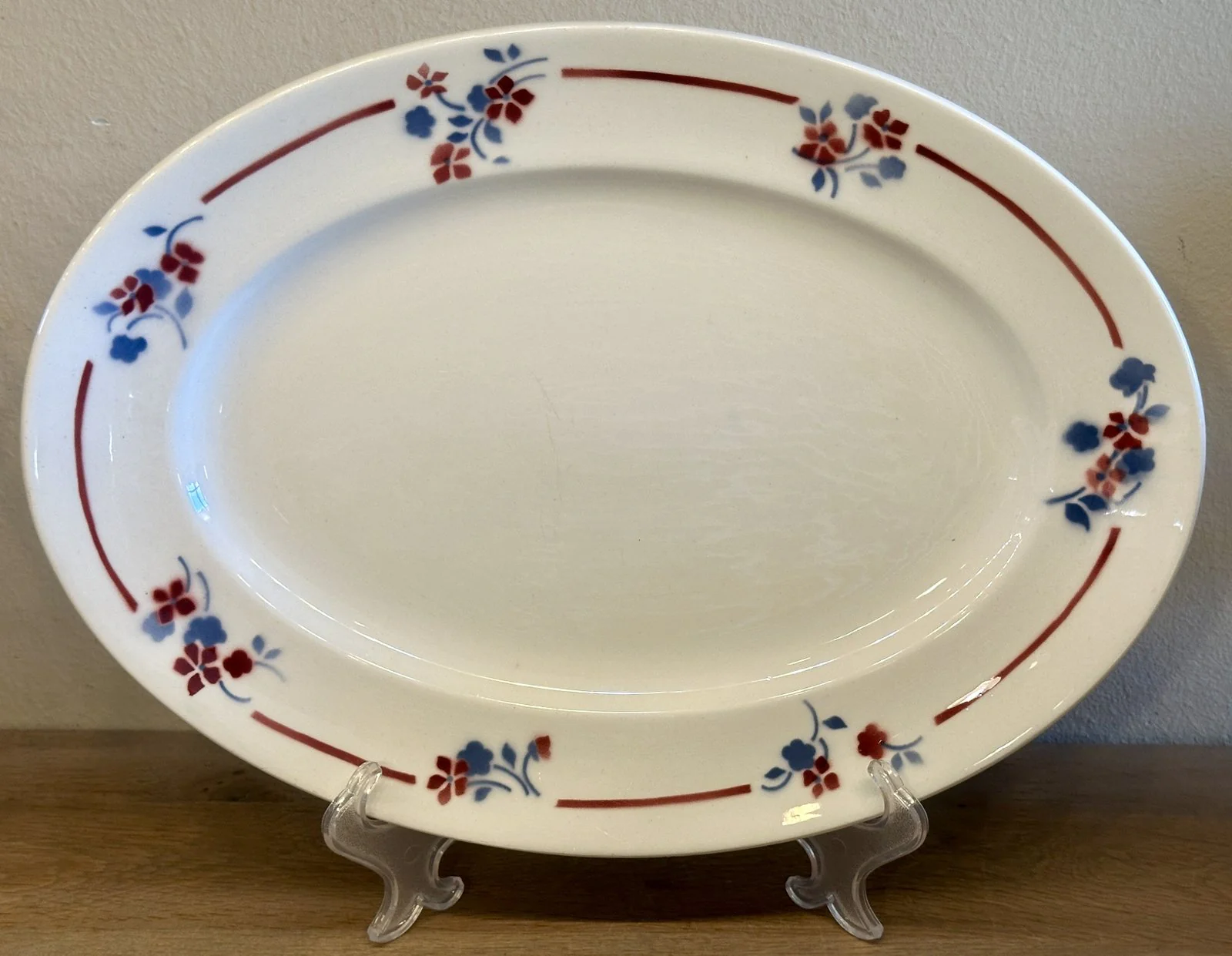 Schaal – plat, ovaal, model – St. Amand Ceranord – décor SENLIS uitgevoerd in blauw/rood spuitdecor