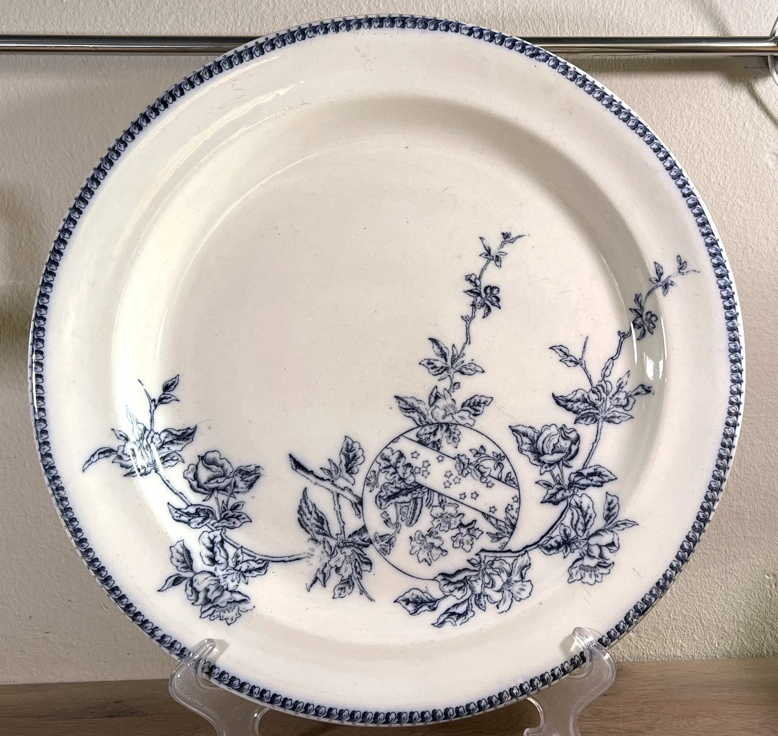 Schaal – plat rond model – Faiencerie de Jemappes – décor van rozen/wilde rozen in vloeiblauw