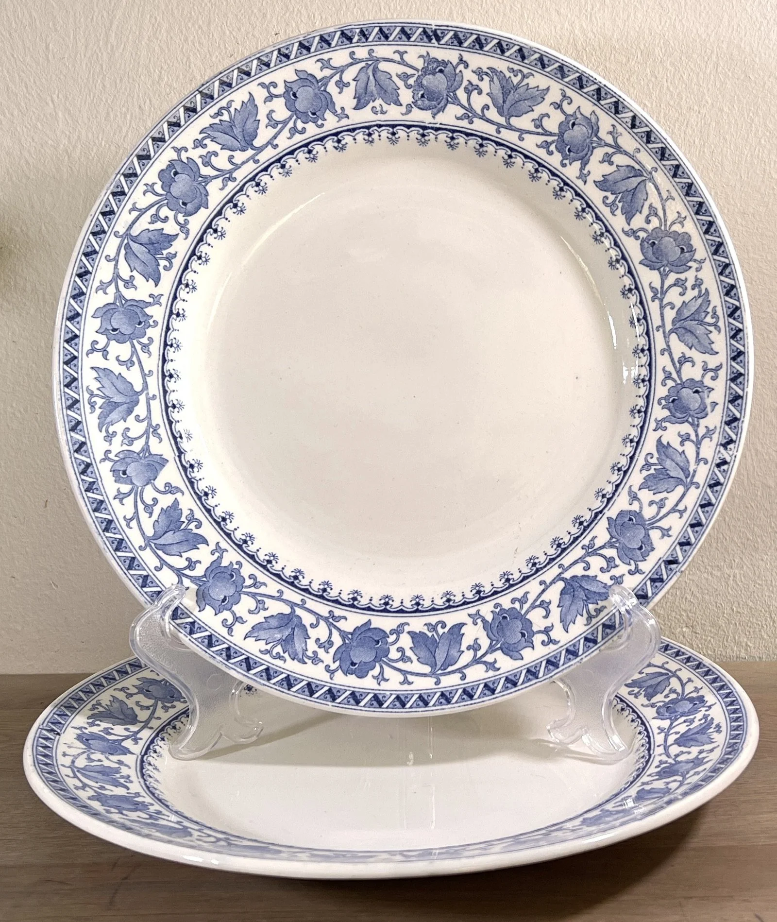 Bord / Schaal – groter plat rond model – Sarreguémines – décor SYRA uitgevoerd in blauw