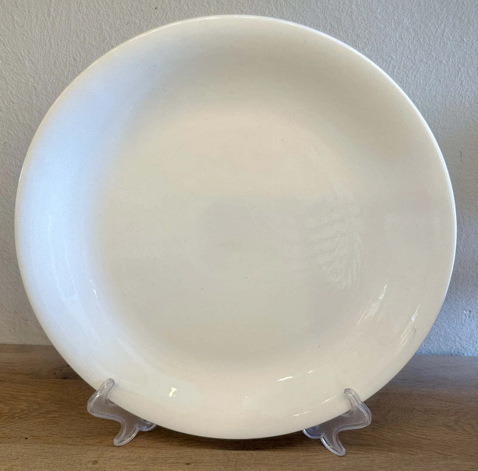 Bord / Schaal / Taartplateau – groter rond model – Boch – uitgevoerd in crème-wit Bord / Schaal / Taartplateau – groter rond model – Boch – uitgevoerd in crème-wit