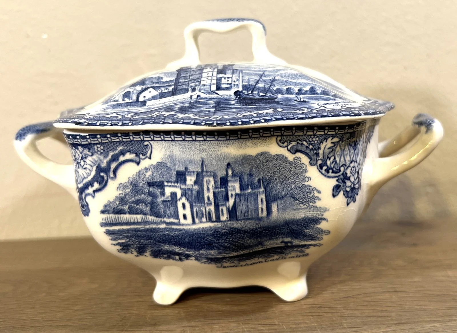 Suikerpot met deksel – Johnson Bros England – décor OLD BRITAIN CASTLES uitgevoerd in blauw Suikerpot met deksel – Johnson Bros England – décor OLD BRITAIN CASTLES uitgevoerd in blauw