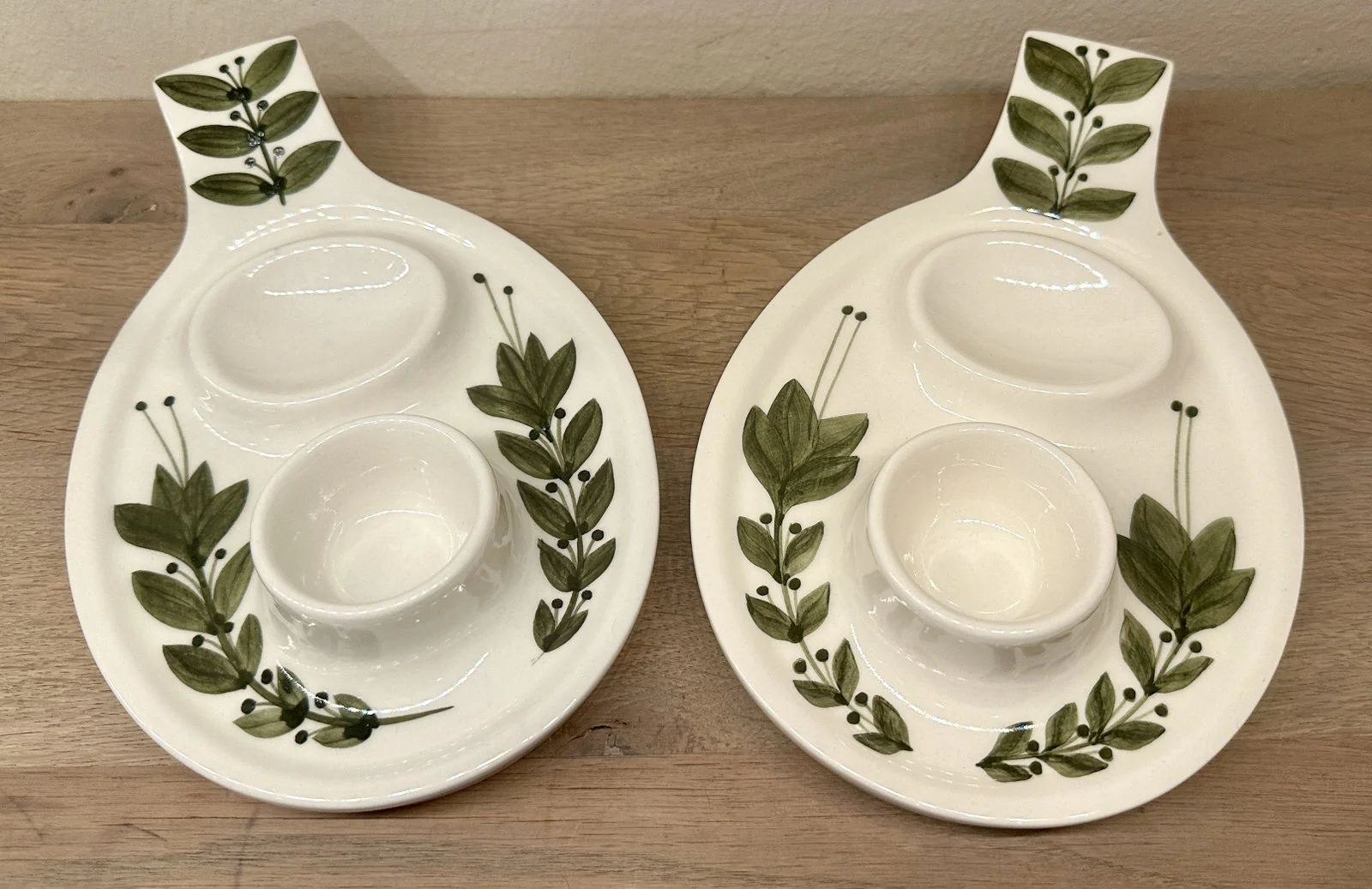 Eierplateau – gemerkt Jersey (rest is onleesbaar) – décor met groene bladeren en 2 houders (ei en zout?) Eierplateau – gemerkt Jersey (rest is onleesbaar) – décor met groene bladeren en 2 houders (ei en zout?)