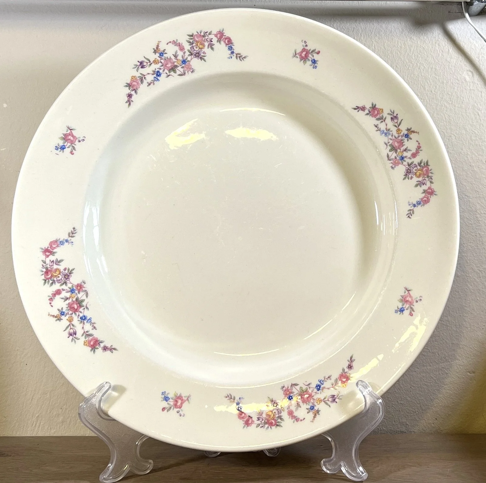 Bord / Schaal – groter rond model – Petrus Regout – décor met kleine roosjes en strooibloemen