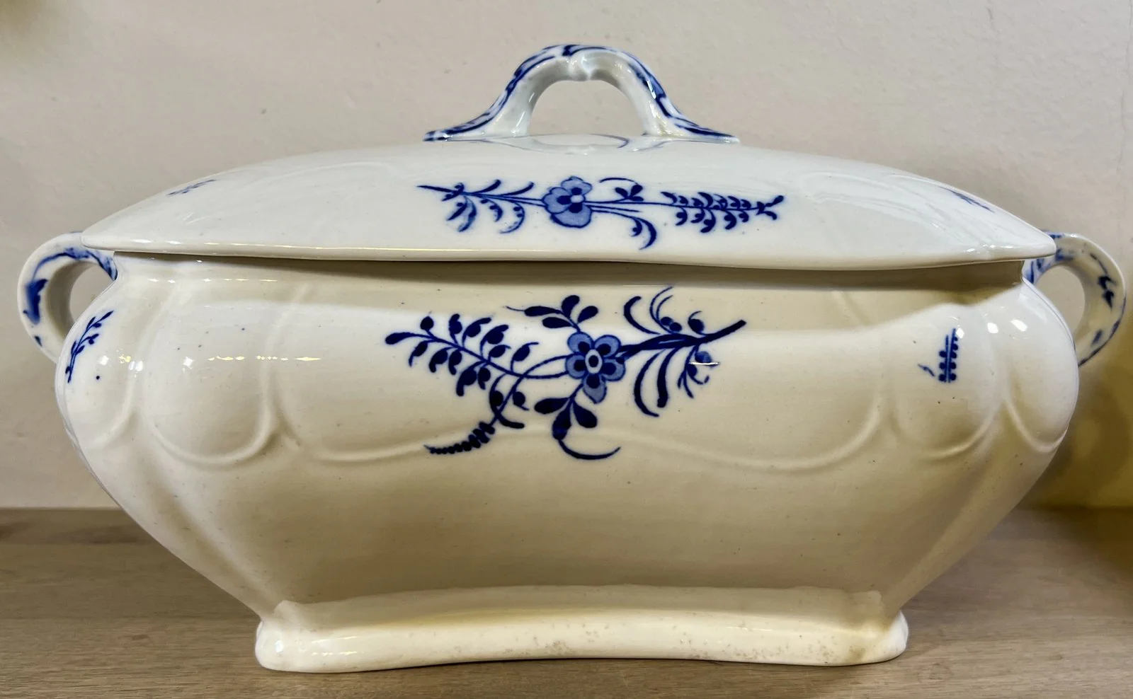 Soepterrine / Dekschaal – rechthoekig, hoger, model – Brown, Westhead Moore & Co. – décor CHANTILLY uitgevoerd in blauw Soepterrine / Dekschaal – rechthoekig, hoger, model – Brown, Westhead Moore & Co. – décor CHANTILLY uitgevoerd in blauw