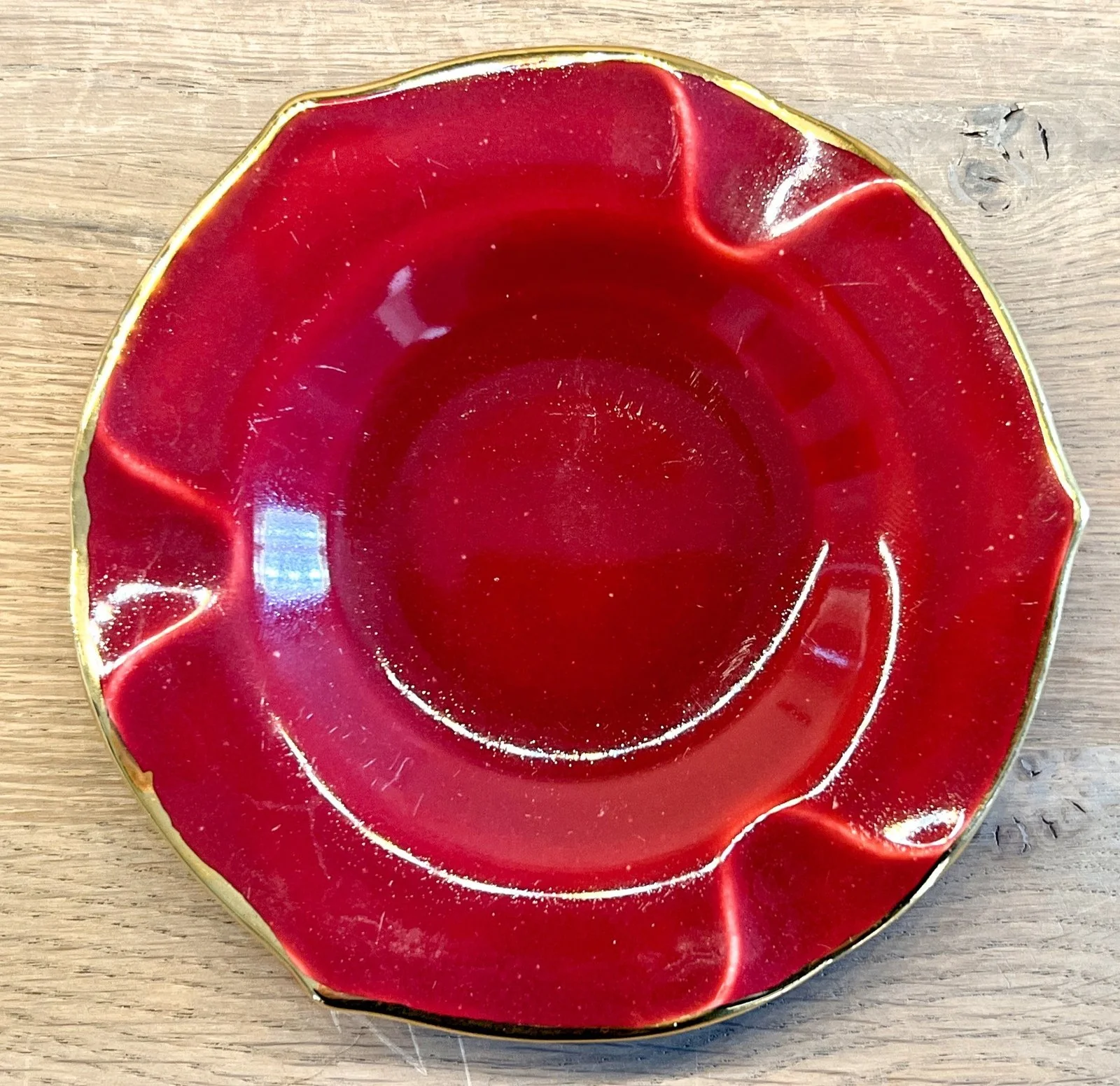 Asbakje – klein model – Boch – décor in bordeaux rood met een goudkleurig randje Asbakje – klein model – Boch – décor in bordeaux rood met een goudkleurig randje