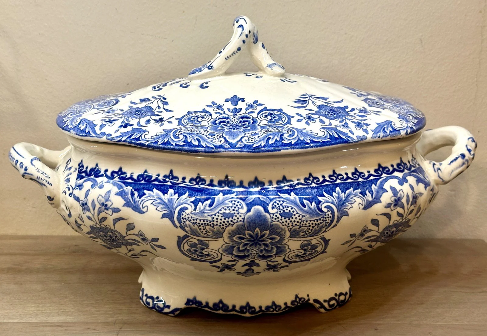 Dekschaal / Terrine – groot model – B.F.K. (Boch Frères) – décor DORDRECHT uitgevoerd in blauw Dekschaal / Terrine – groot model – B.F.K. (Boch Frères) – décor DORDRECHT uitgevoerd in blauw