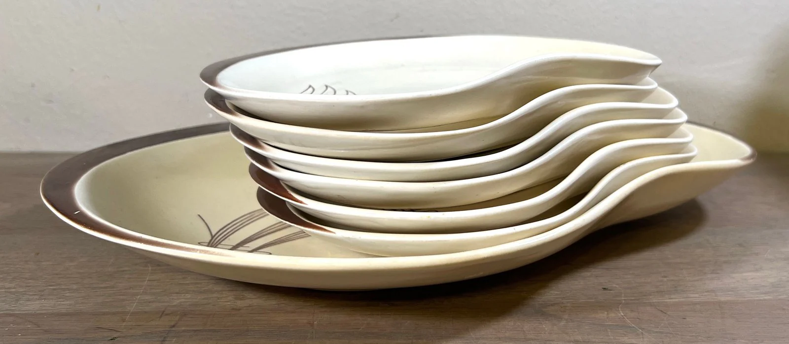 Schalenset – 7-delig – Carltonware – uitgevoerd in bruin/crème aardewerk met een werkje erin Schalenset – 7-delig – Carltonware – uitgevoerd in bruin/crème aardewerk met een werkje erin