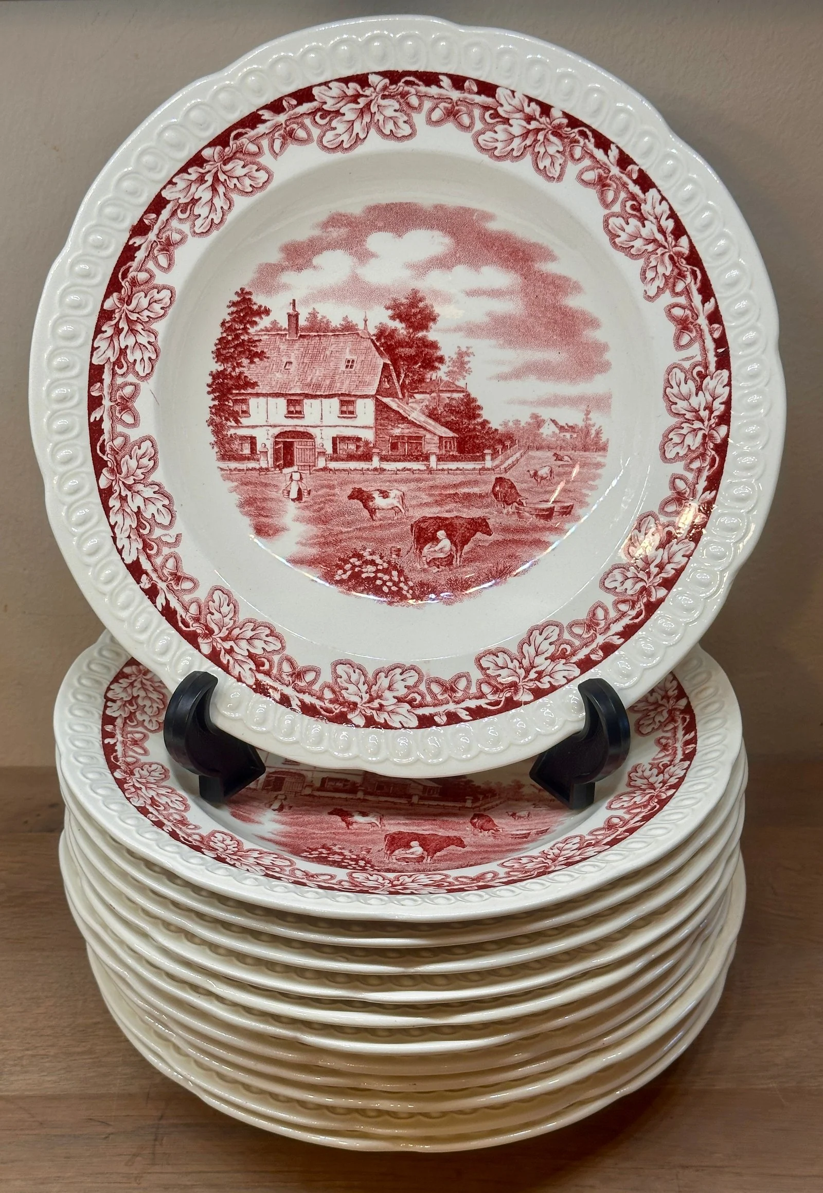 Diep bord / Soepbord / Pastabord – Societe Ceramique Maestricht – décor BOERENHOEVE uitgevoerd in rood