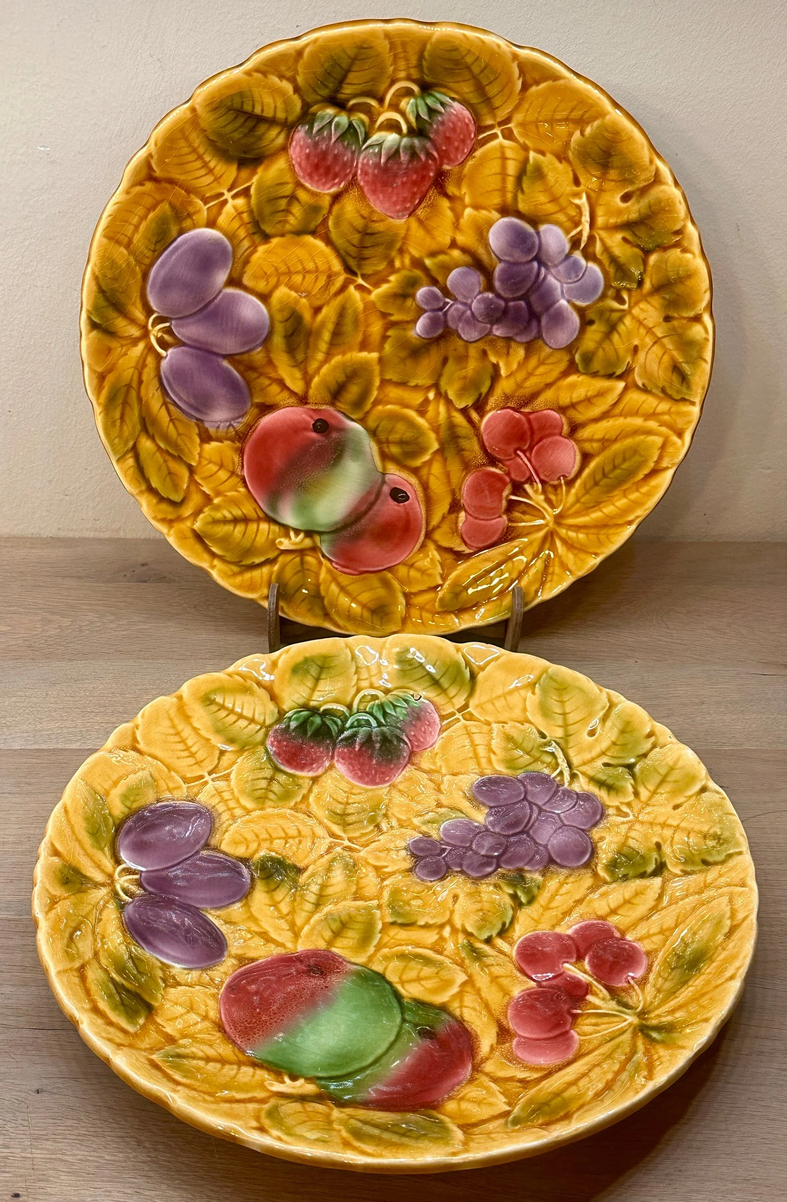 Schaal / Bord – groter, rond, model – Sarreguemines – uitgevoerd in Majolica/Barbotine met afbeeldingen van divers fruit Schaal / Bord – groter, rond, model – Sarreguemines – uitgevoerd in Majolica/Barbotine met afbeeldingen van divers fruit