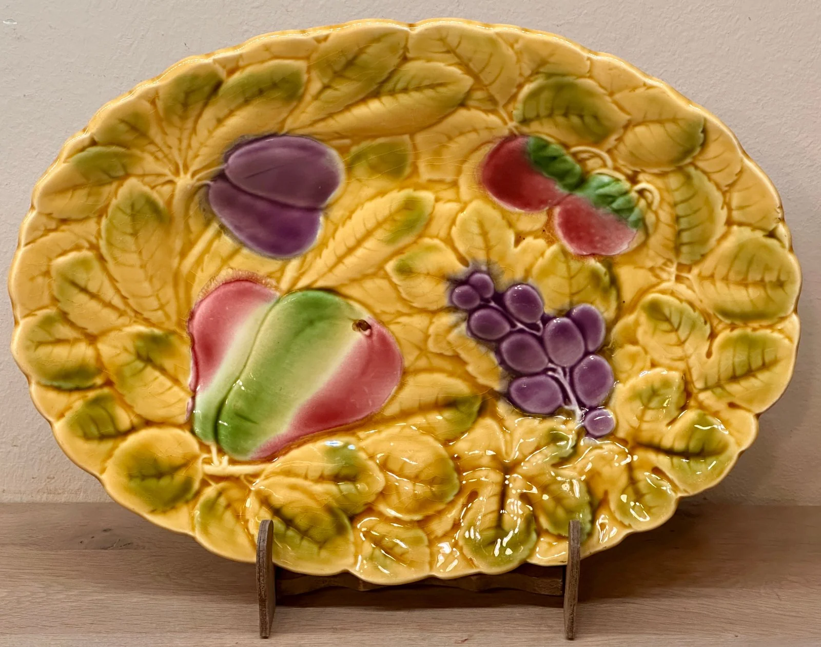 Schaal / Bord – plat, ovaal, model – Sarreguemines – uitgevoerd in Majolica/Barbotine met afbeeldingen van divers fruit Schaal / Bord – plat, ovaal, model – Sarreguemines – uitgevoerd in Majolica/Barbotine met afbeeldingen van divers fruit