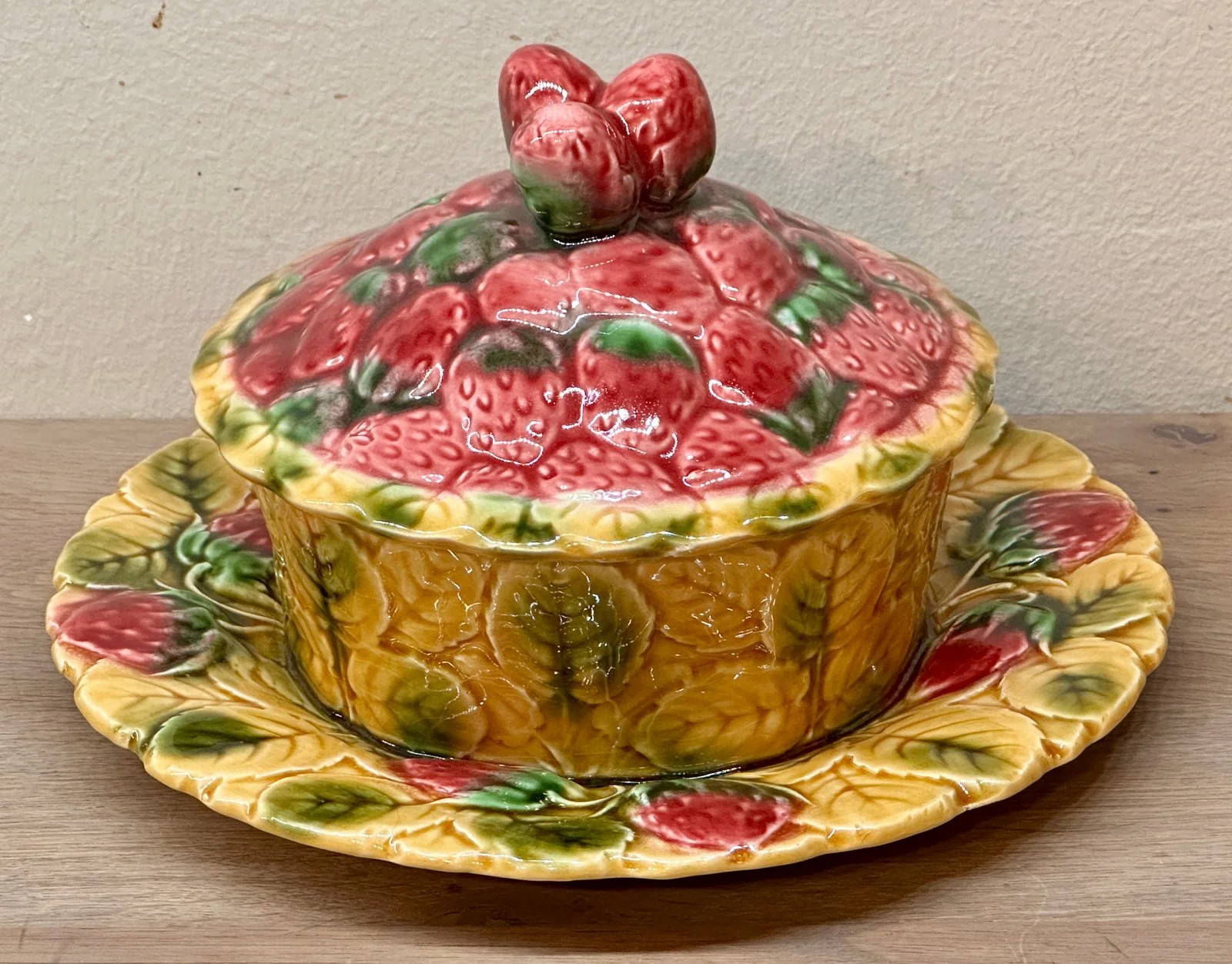 Confiturepot – 2-delig op vaste schotel – Sarreguemines – uitgevoerd in Majolica/Barbotine met décor van aardbeien