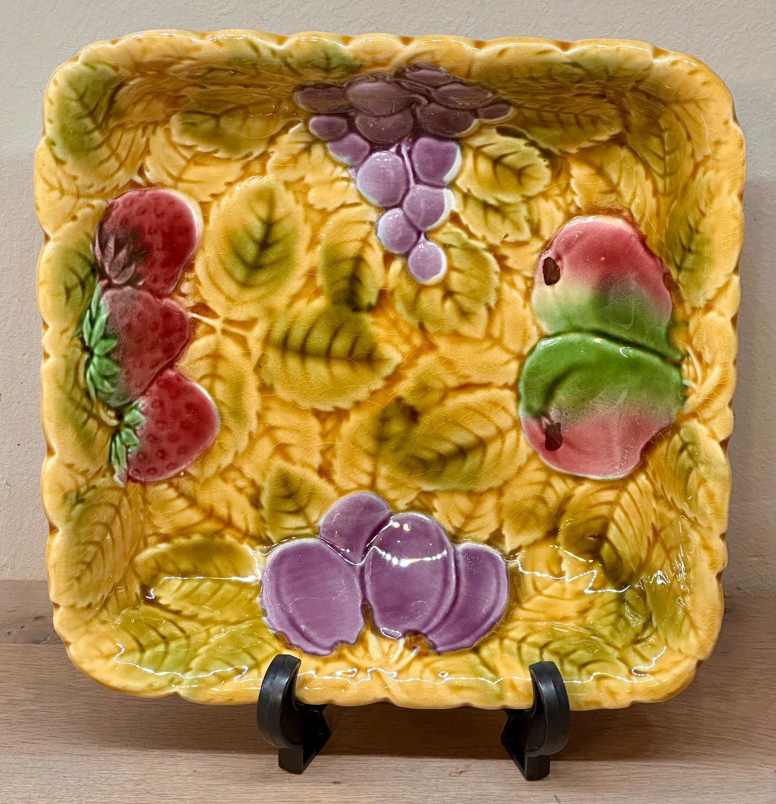 Saladeschaal / Aardappelschaal – vierkant, hoger, model – Sarreguemines – uitgevoerd in Majolica/Barbotine met afbeeldingen van divers fruit Saladeschaal / Aardappelschaal – vierkant, hoger, model – Sarreguemines – uitgevoerd in Majolica/Barbotine met afbeeldingen van divers fruit