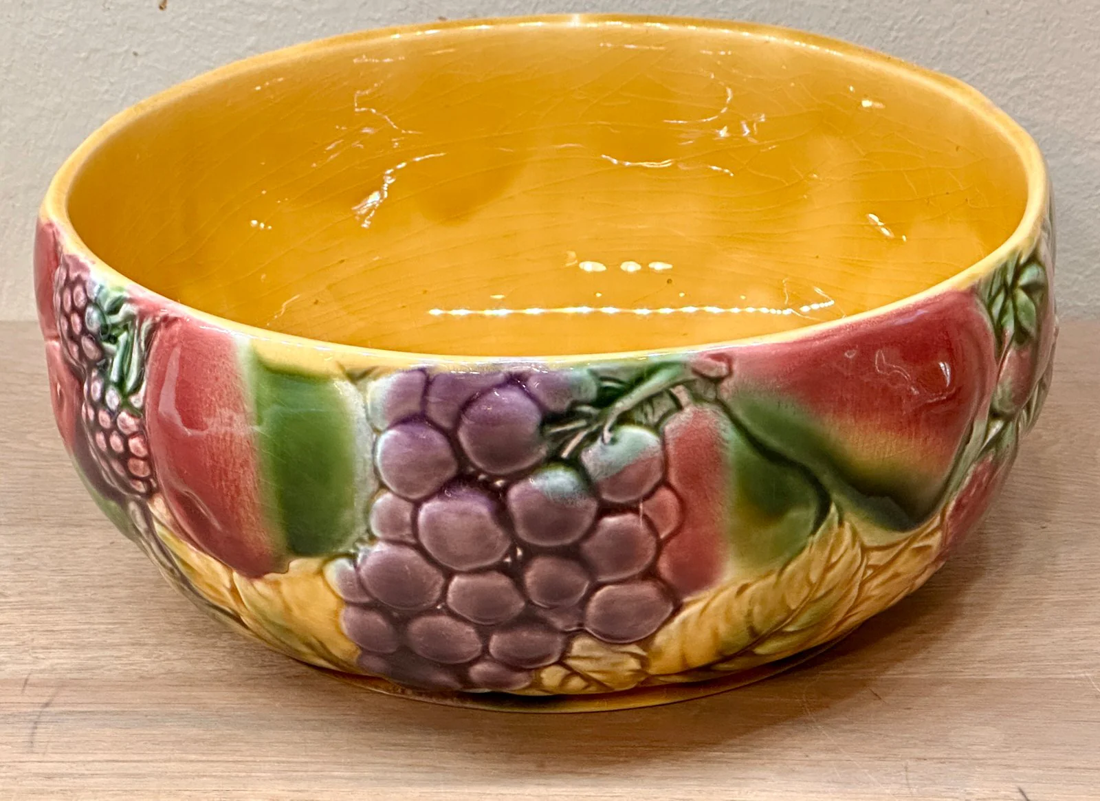 Saladeschaal / Aardappelschaal – rond, hoger, model – Sarreguemines – uitgevoerd in Majolica/Barbotine met afbeeldingen van divers fruit Saladeschaal / Aardappelschaal – rond, hoger, model – Sarreguemines – uitgevoerd in Majolica/Barbotine met afbeeldingen van divers fruit