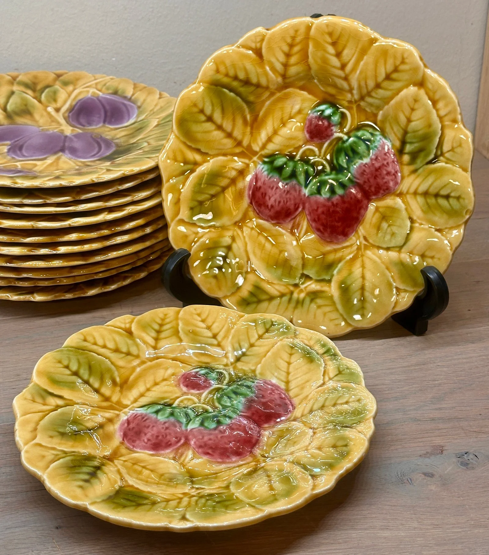 Dessertbord – Sarreguemines – uitgevoerd in Majolica/Barbotine met afbeeldingen van aardbeien