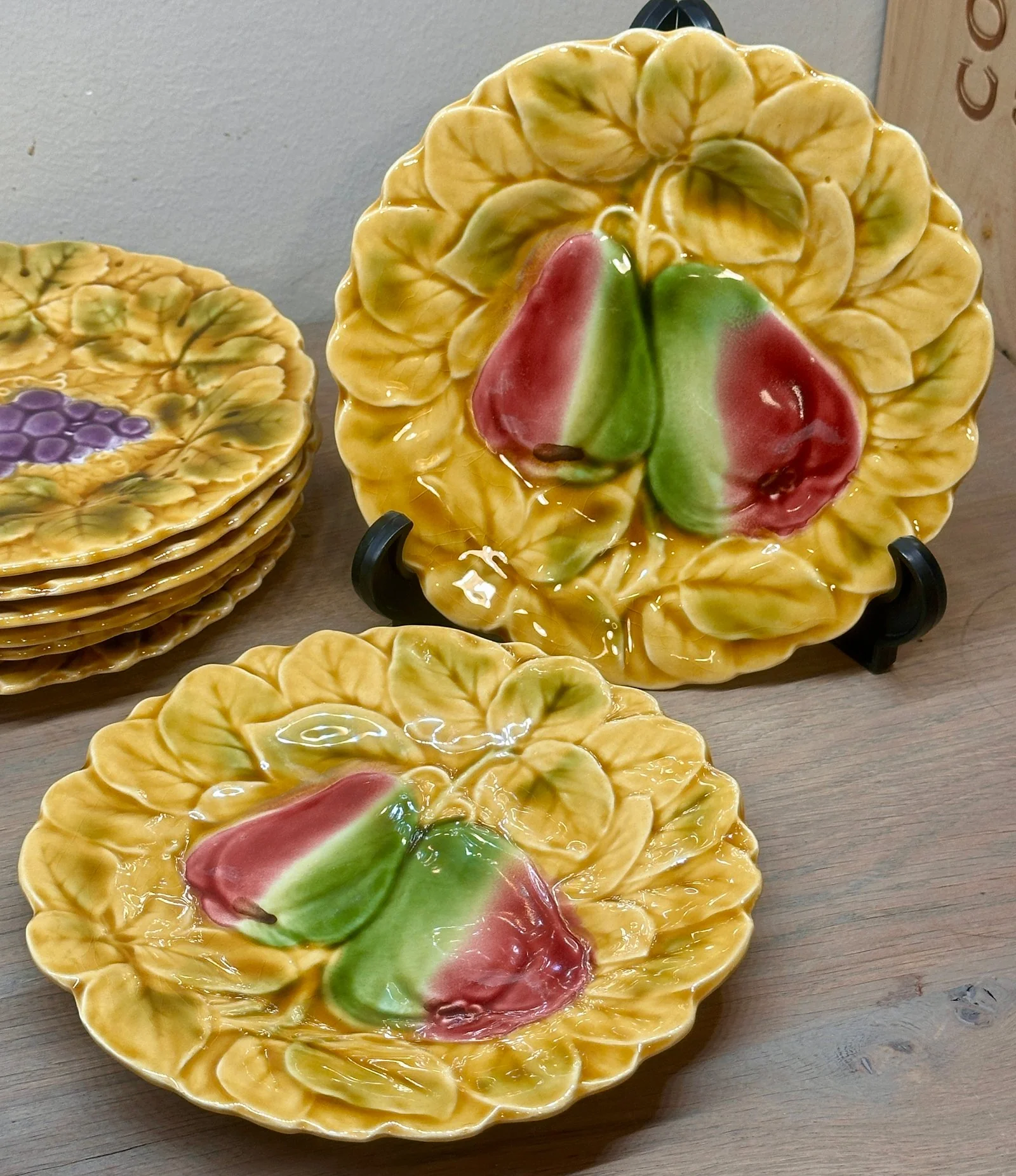 Dessertbord – Sarreguemines – uitgevoerd in Majolica/Barbotine met afbeeldingen van peren Dessertbord – Sarreguemines – uitgevoerd in Majolica/Barbotine met afbeeldingen van peren