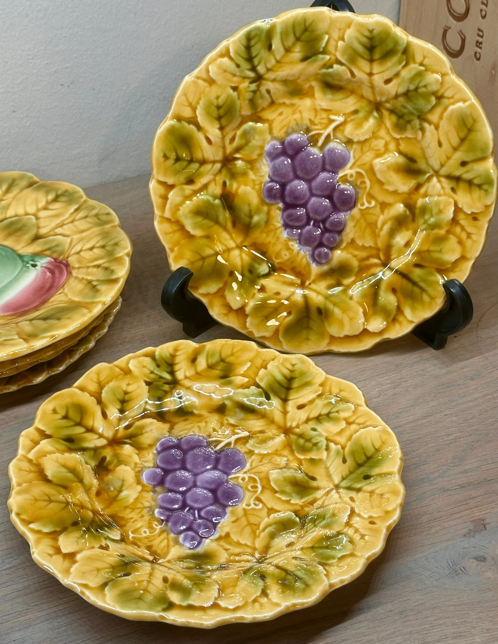 Dessertbord – Sarreguemines – uitgevoerd in Majolica/Barbotine met afbeeldingen van paarse druiventros Dessertbord – Sarreguemines – uitgevoerd in Majolica/Barbotine met afbeeldingen van paarse druiventros