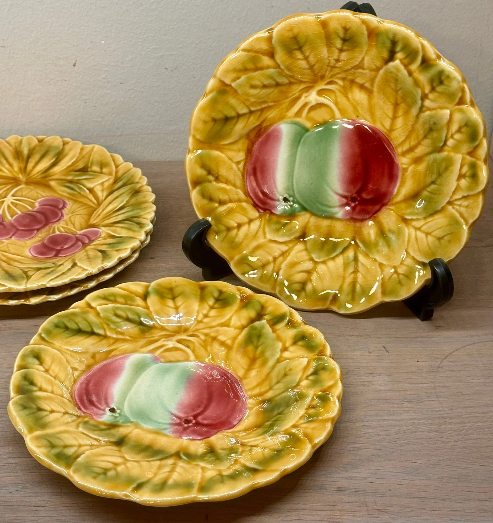 Dessertbord – Sarreguemines – uitgevoerd in Majolica/Barbotine met afbeeldingen van appels