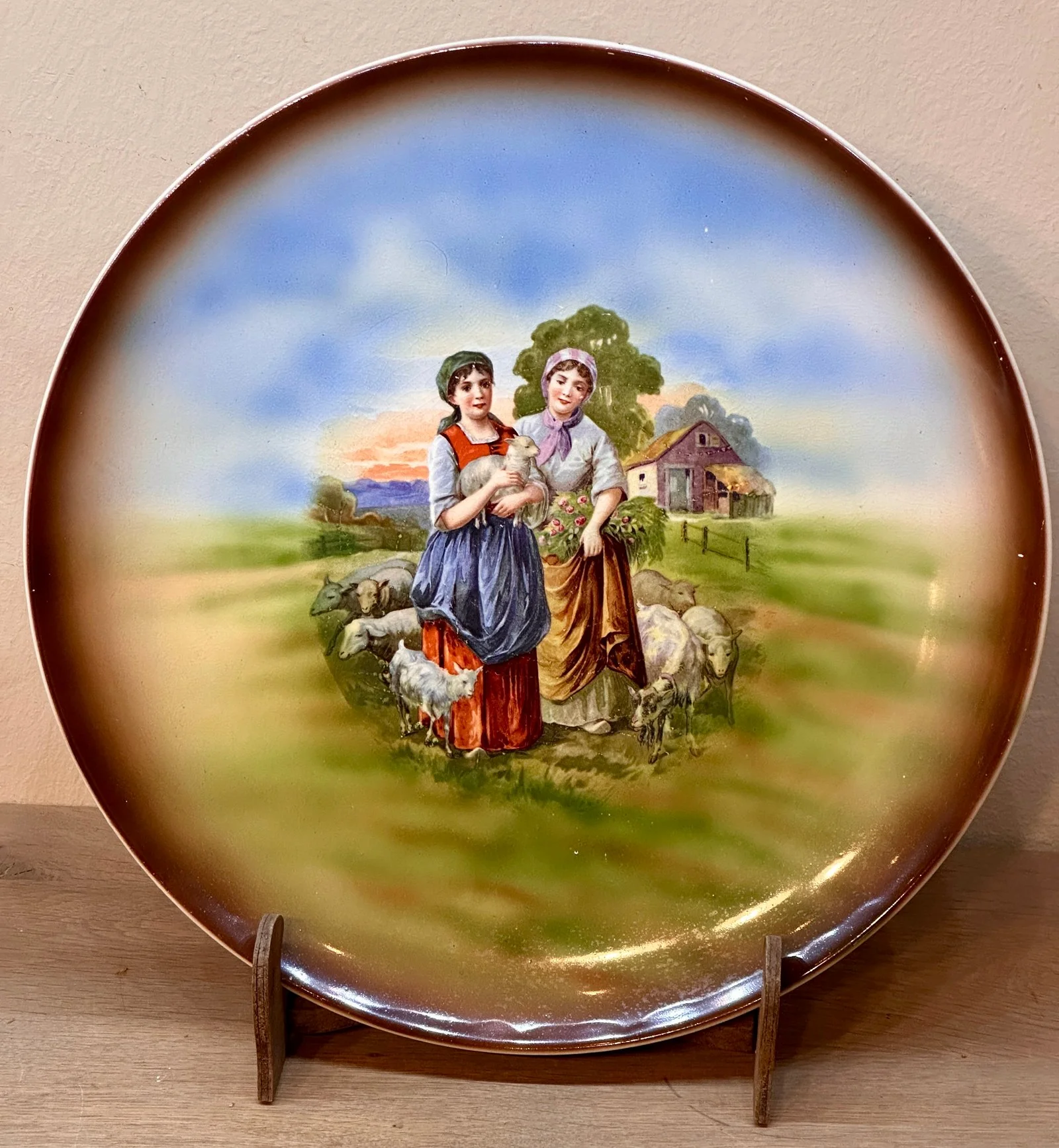 Wandbord / Sierbord – Societe Ceramique Maestricht – décor nr. 1258 (omstreeks 1930?) met 2 boerinnen met geitjes