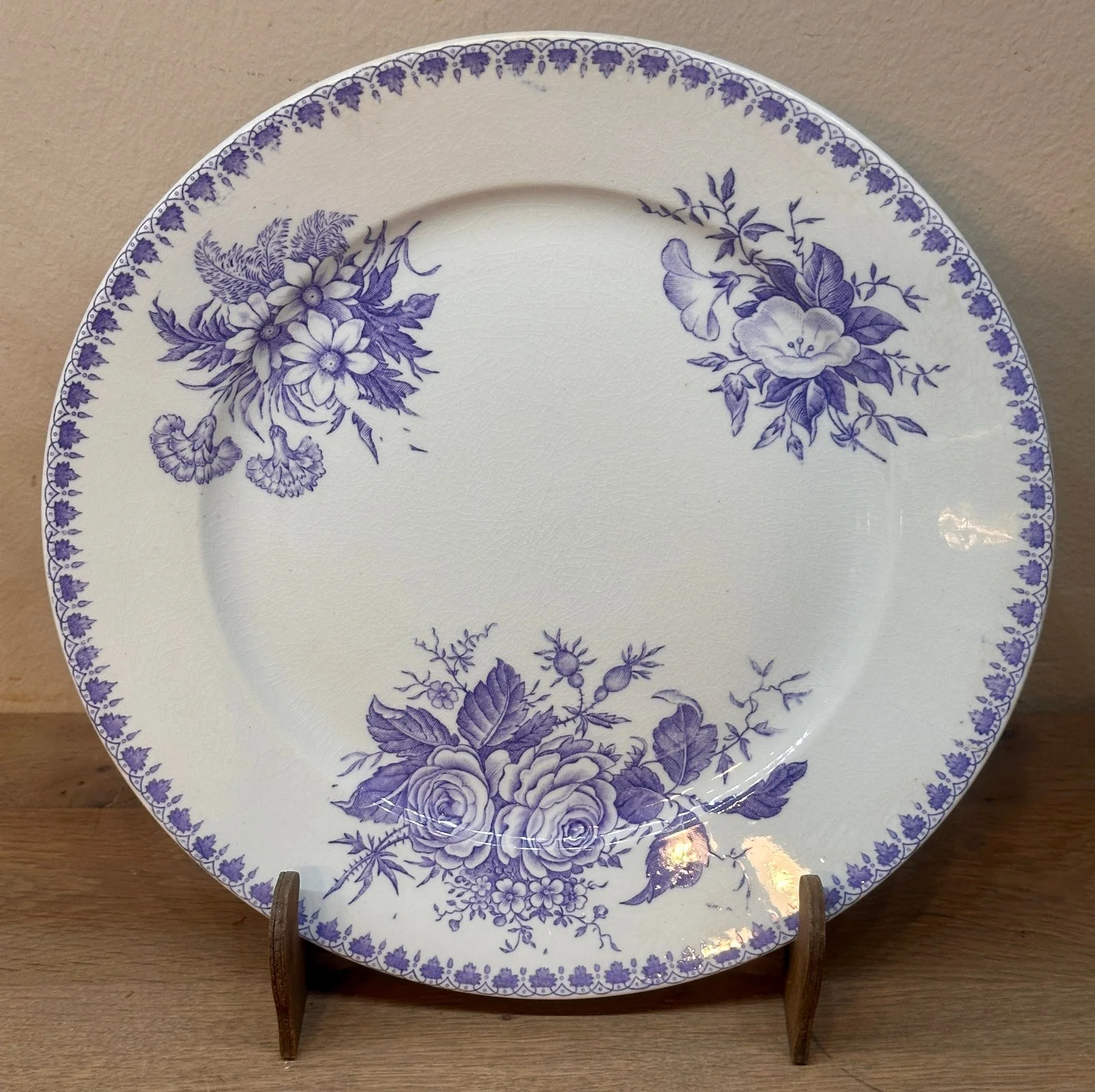Dinerbord / Eetbord – Societe Ceramique Maestricht – décor DAHLIA uitgevoerd in lila/paarse kleur