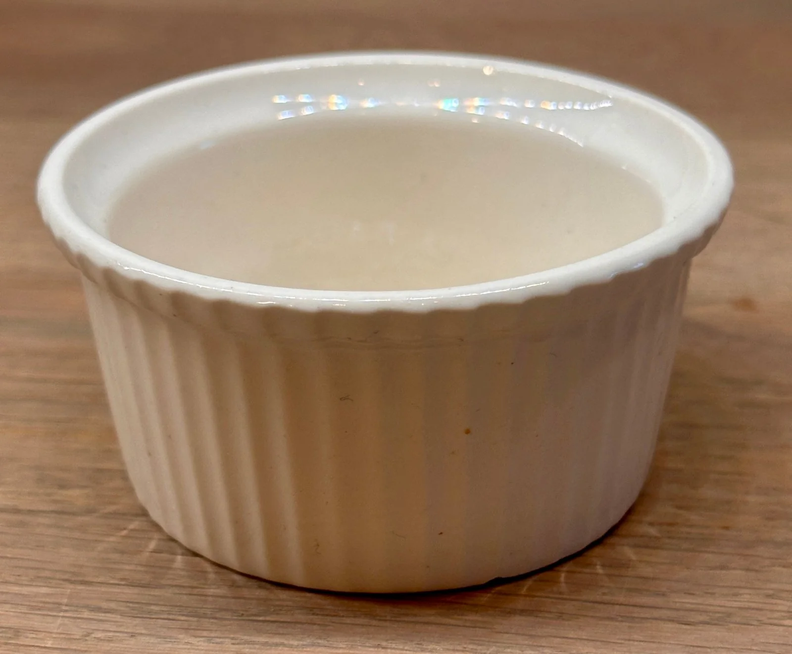 Ovenschaaltje / Ramequin – Villeroy & Boch – wit met groene druivenbladeren op de bodem