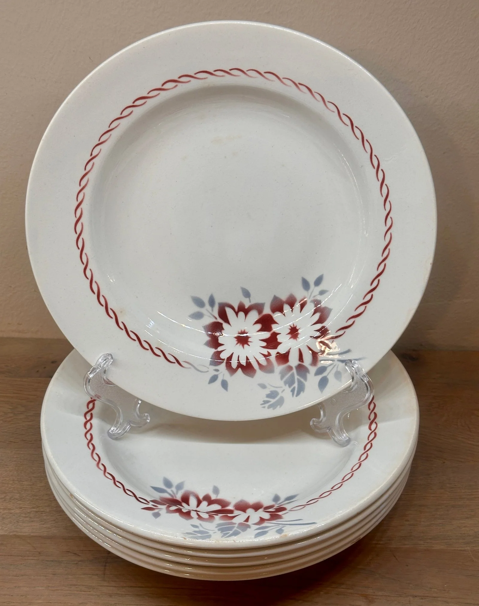 Diep bord / Soepbord / Pastabord – Badonviller – décor GINETTE uitgevoerd in rood met grijs-blauwe bloemen