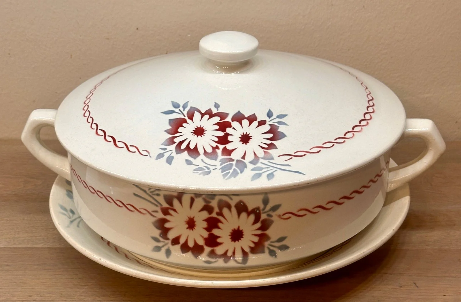 Terrine / Dekschaal – groot model met onderschotel – Badonviller – décor GINETTE uitgevoerd in rood met grijs-blauwe bloemen Terrine / Dekschaal – groot model met onderschotel – Badonviller – décor GINETTE uitgevoerd in rood met grijs-blauwe bloemen