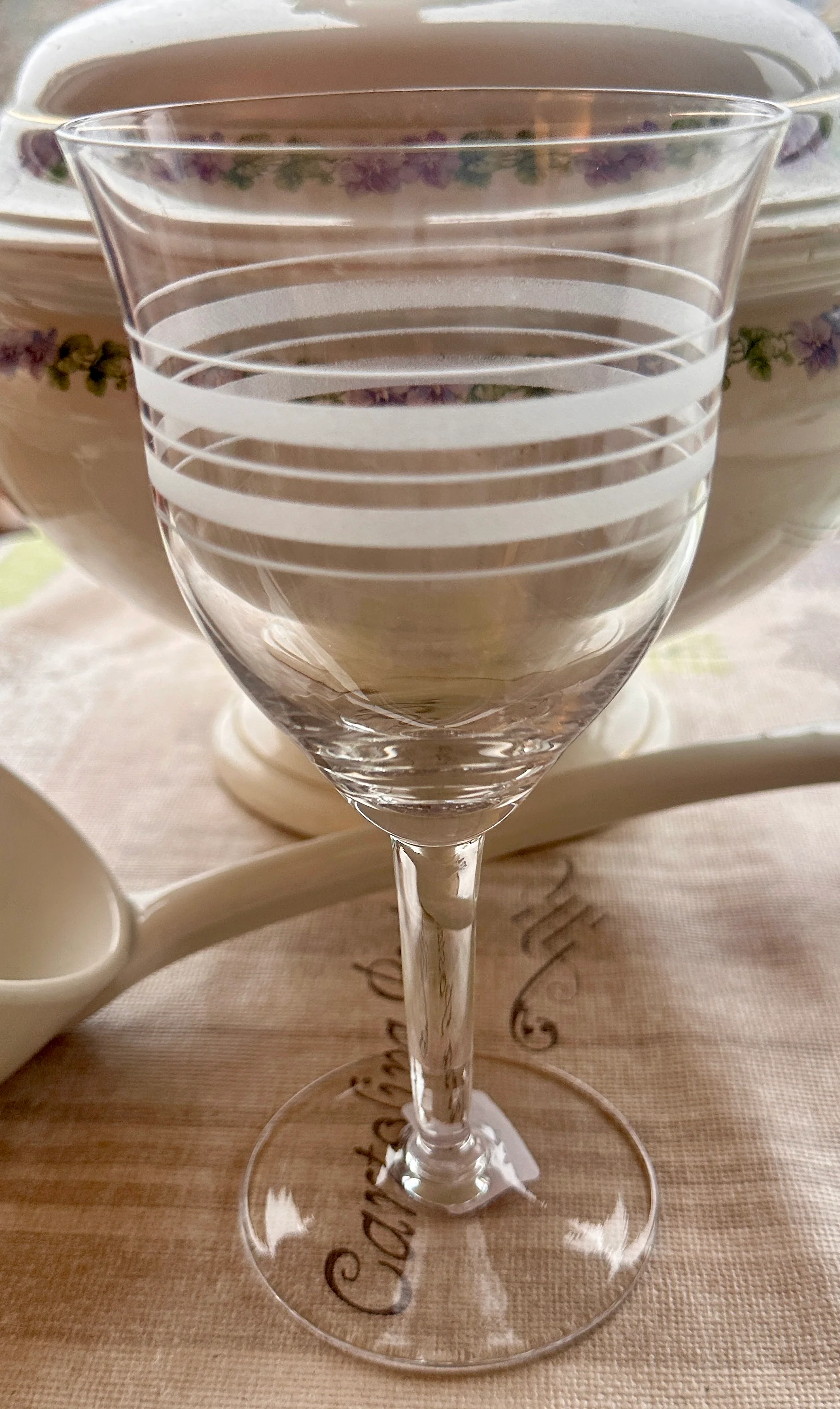 Glas op voet – groot model – naar zeggen Doyen? – niet gemerkt – in blank glas met brede en smallen geëtste lijnen Glas op voet – groot model – naar zeggen Doyen? – niet gemerkt – in blank glas met brede en smallen geëtste lijnen