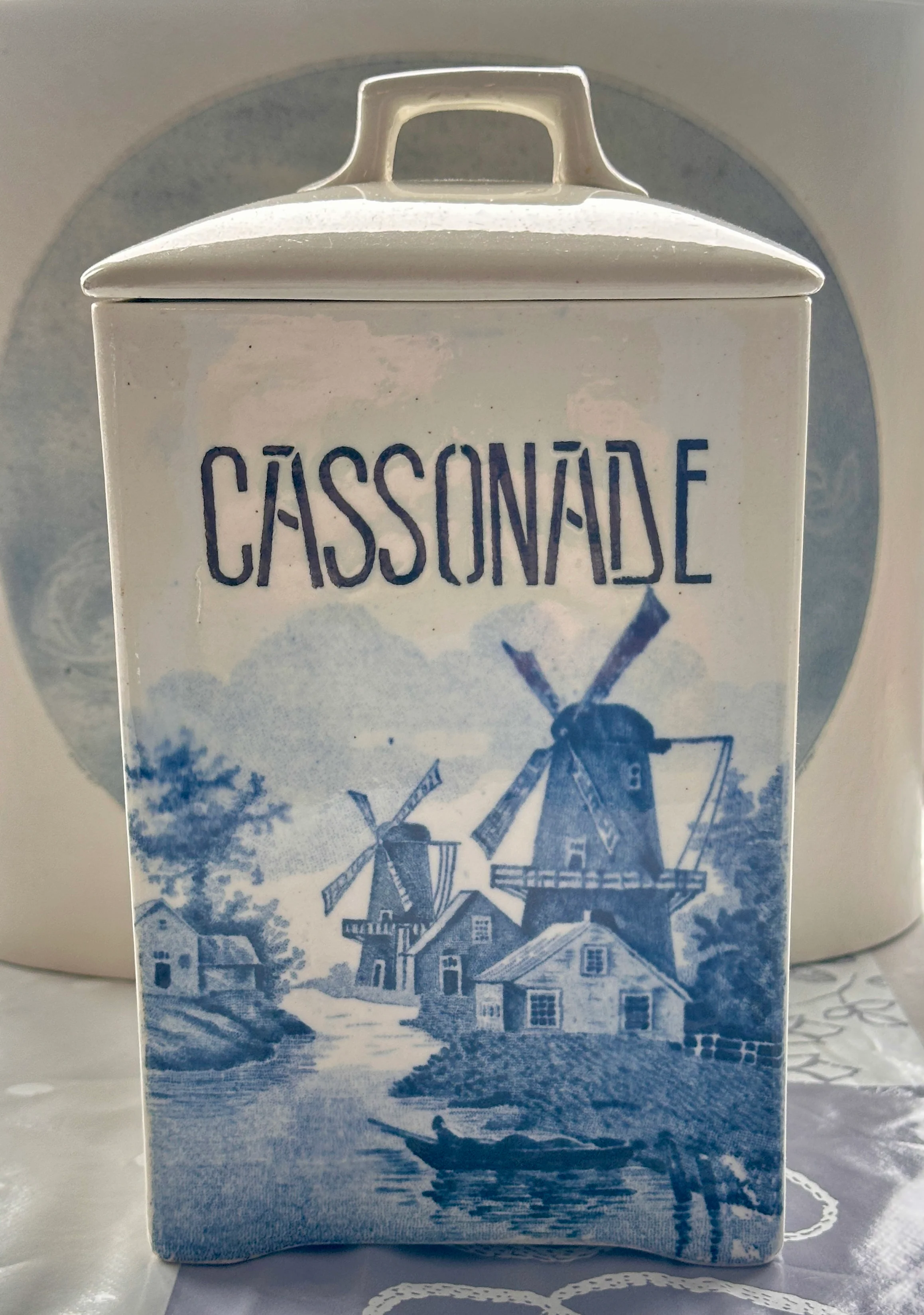 Voorraadpot – groot model – Ludwig Wessel Bonn – décor in blauw met afbeeldingen van molens en/of boten – opschrift CASSONADE