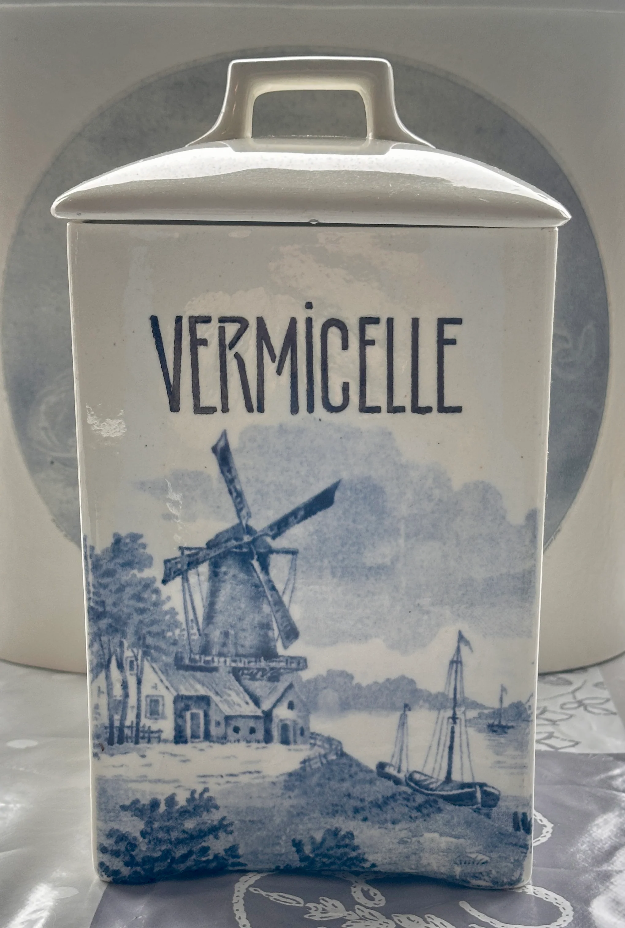 Voorraadpot – groot model – Ludwig Wessel Bonn – décor in blauw met afbeeldingen van molens en/of boten – opschrift VERMICELLE