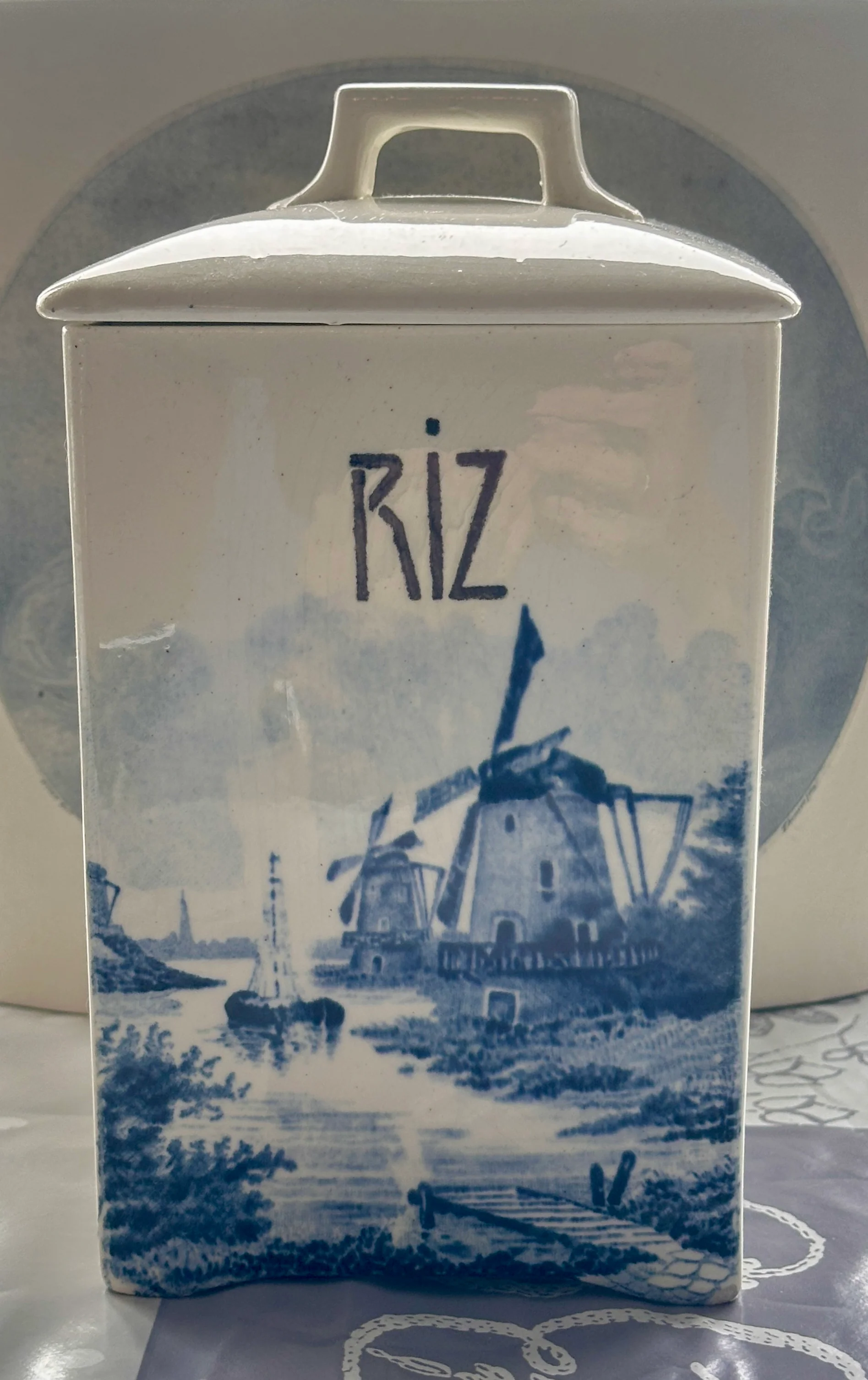 Voorraadpot – groot model – Ludwig Wessel Bonn – décor in blauw met afbeeldingen van molens en/of boten – opschrift RIZ