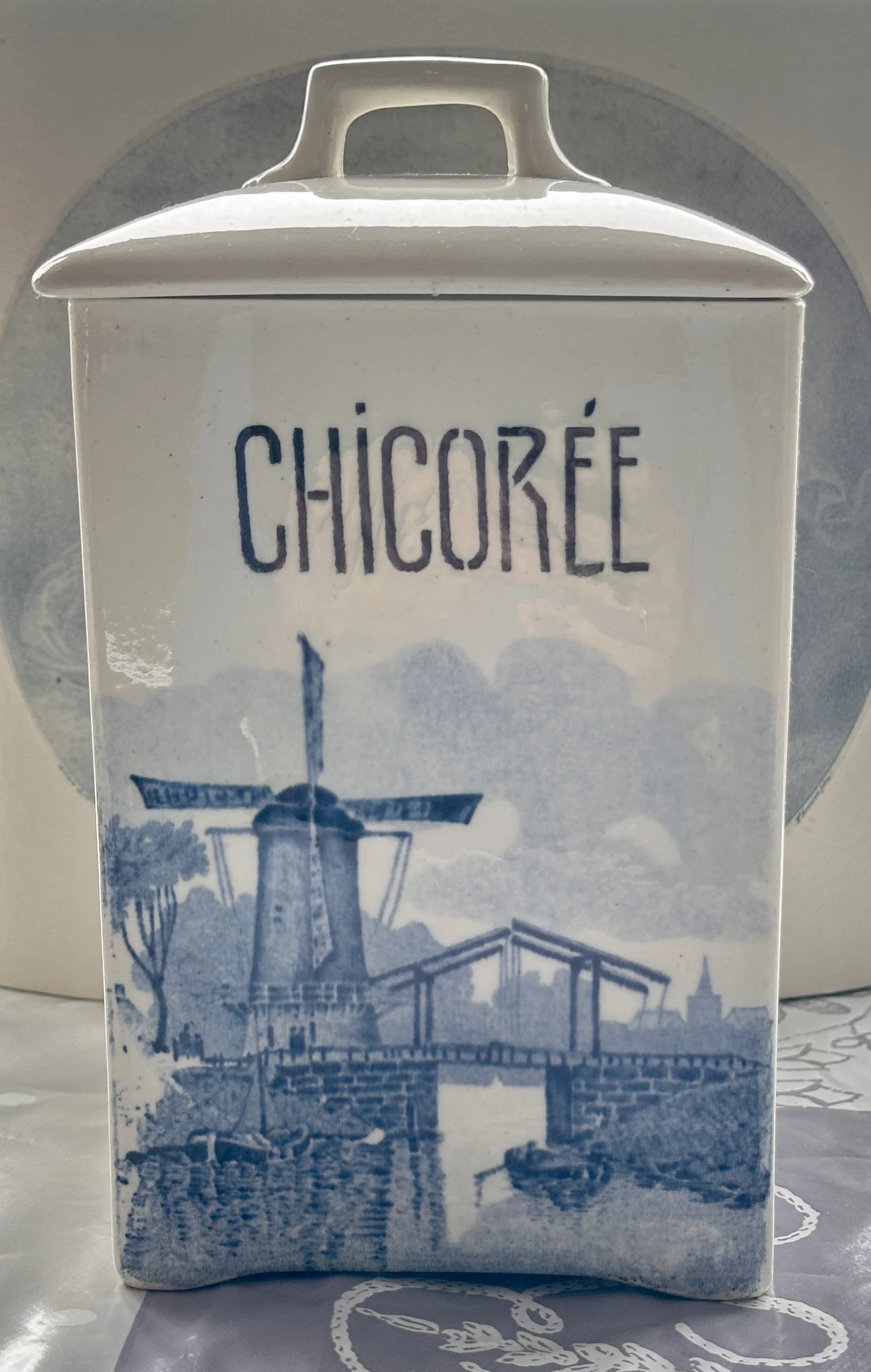 Voorraadpot – groot model – Ludwig Wessel Bonn – décor in blauw met afbeeldingen van molens en/of boten – opschrift CHICORÉE