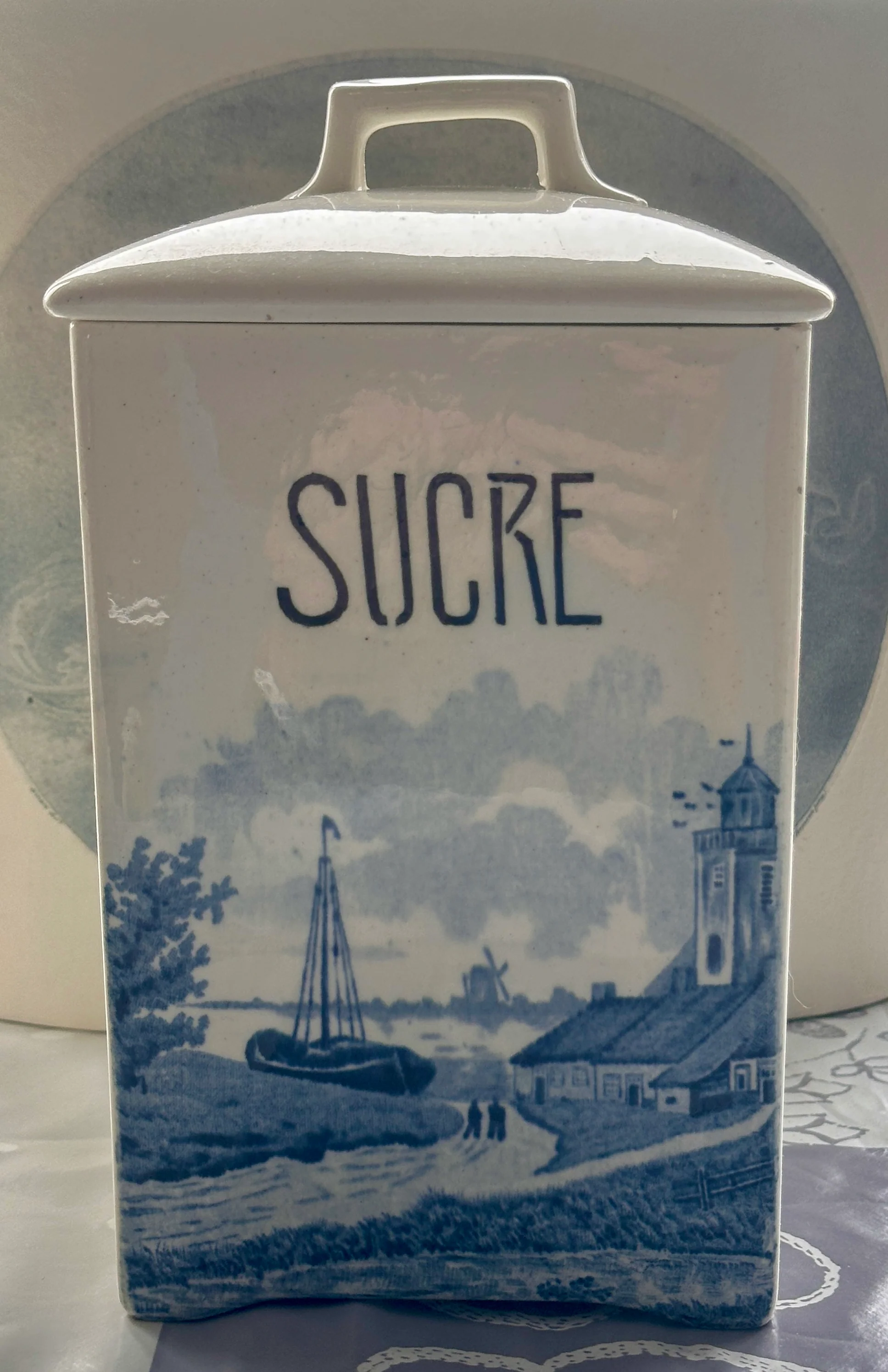 Voorraadpot – groot model – Ludwig Wessel Bonn – décor in blauw met afbeeldingen van molens en/of boten – opschrift SUCRE