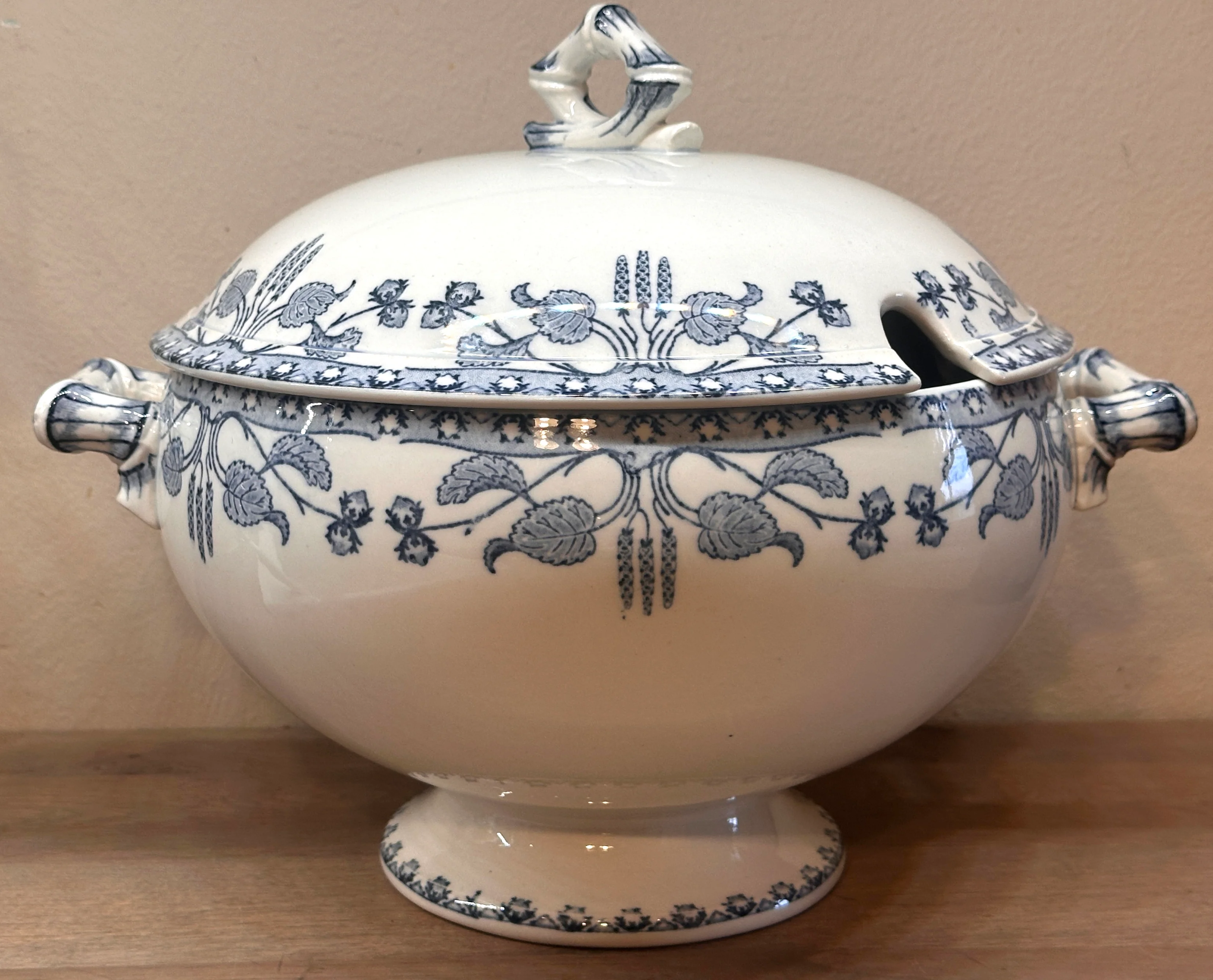 Soepterrine / Terrine – Utzscheider&Cie Sarreguemines – décor NOISETTES uitgevoerd in blauw/petrolblauw
