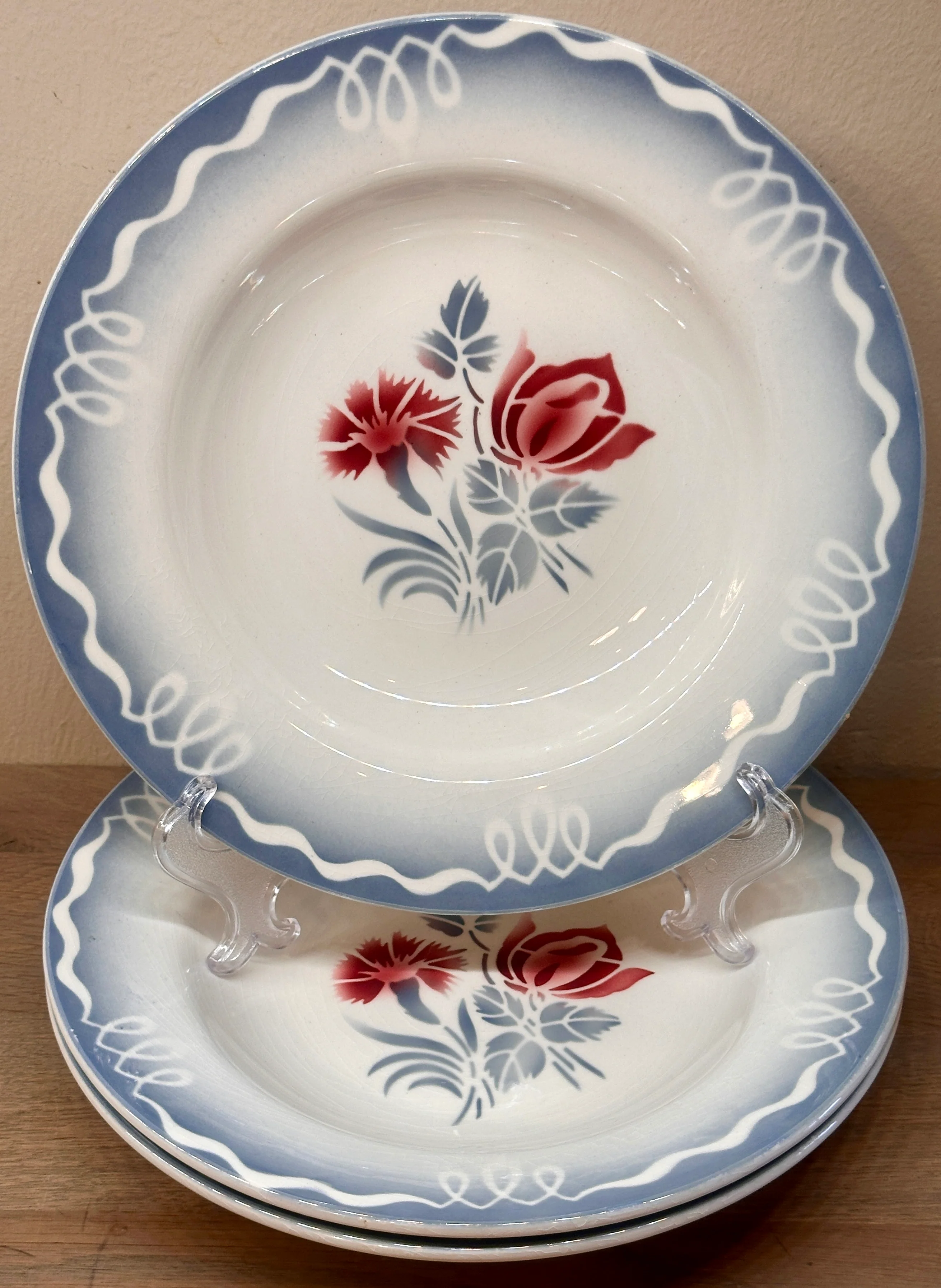 Diep bord / Soepbord / Pastabord – Sarreguemines Digoin – décor MARINETTE uitgevoerd in grijs/blauw met rode bloemen