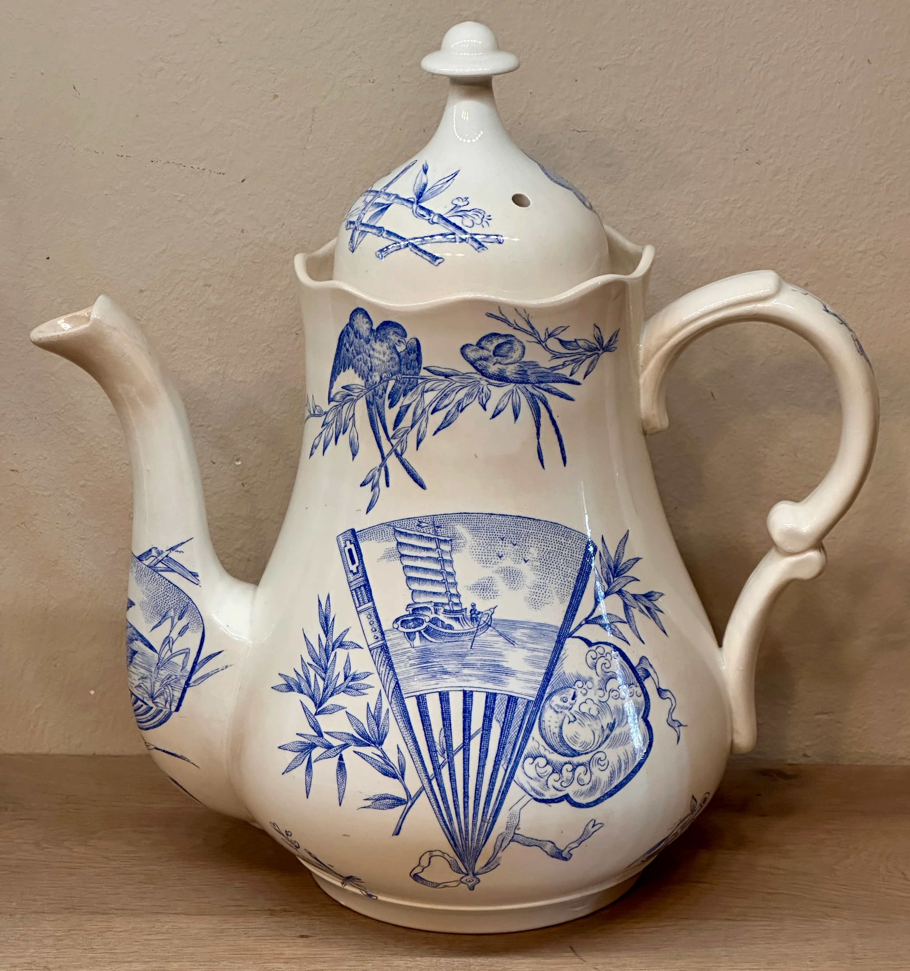 Koffiekan / Koffiepot – ongemerkt maar waarschijnlijk Nimy – décor uitgevoerd in blauw met soort orientaalse afbeeldingen