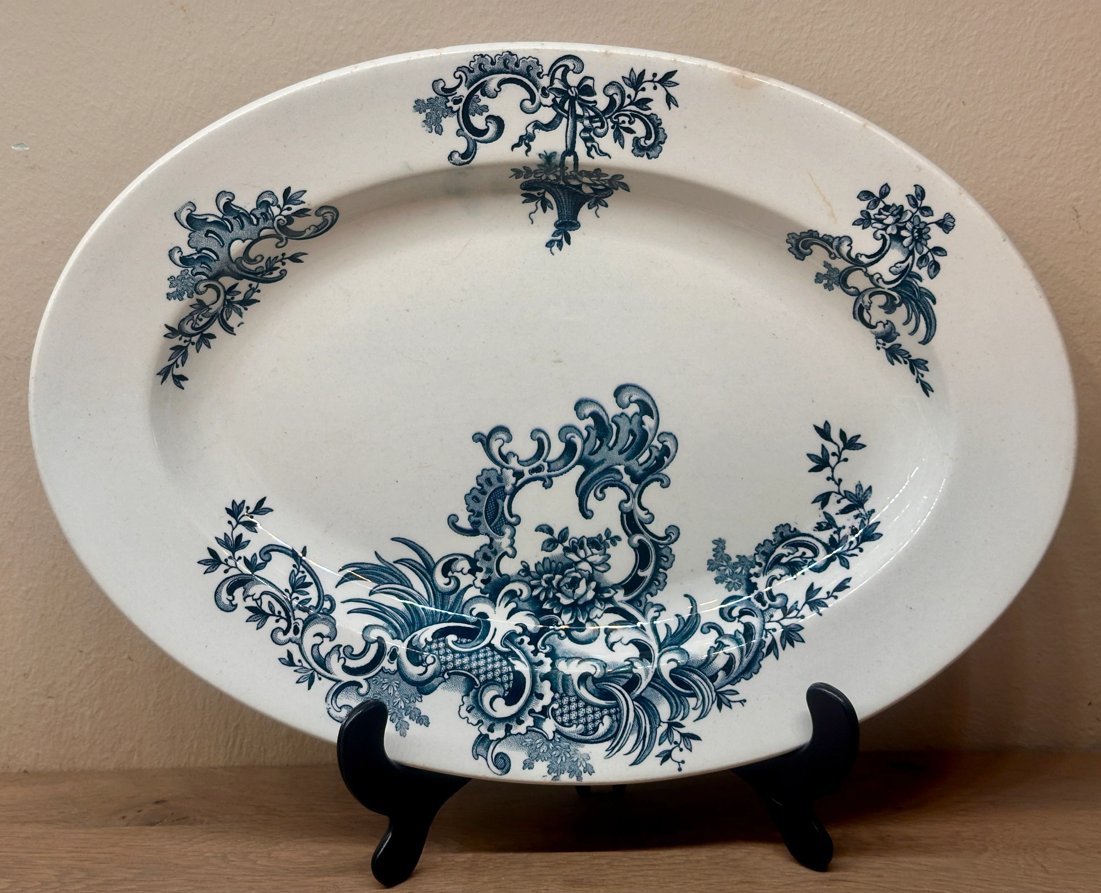 Schaal – plat, ovaal, model – B.F.K (Boch Frères Keramis) – décor REGENT uitgevoerd in donker petrol