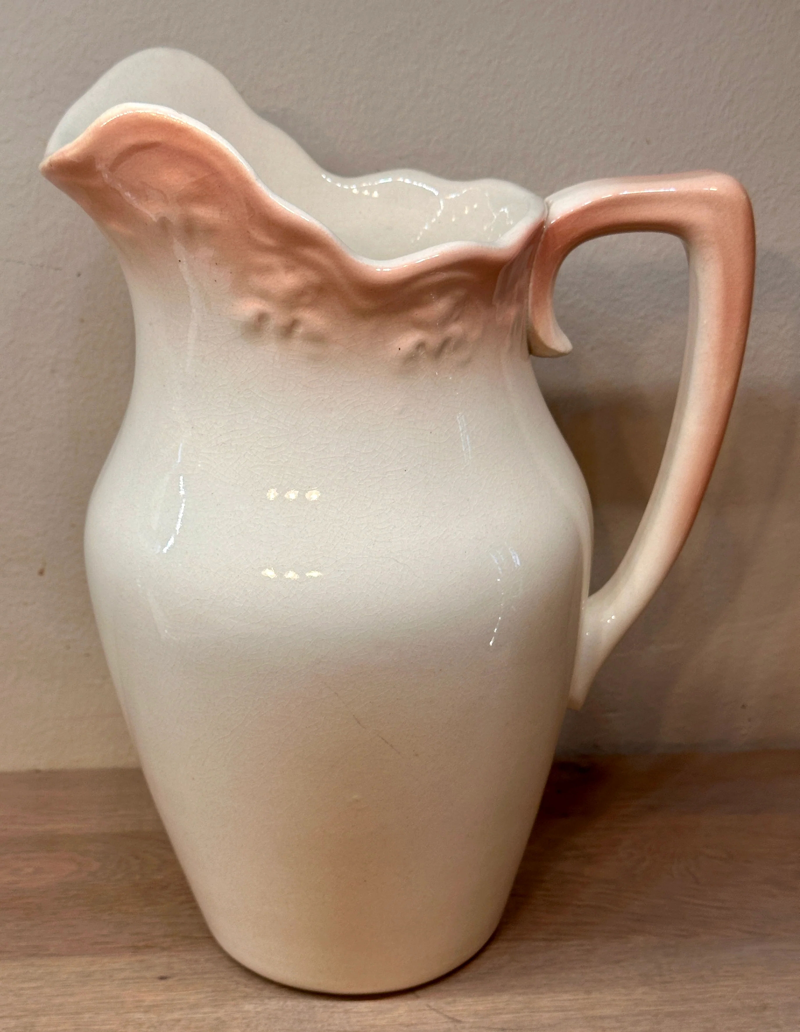 Lampetkan – klein model – ongemerkt (wel blindmerk nr. 4585) – décor in gebroken wit met pastel/zalm roze